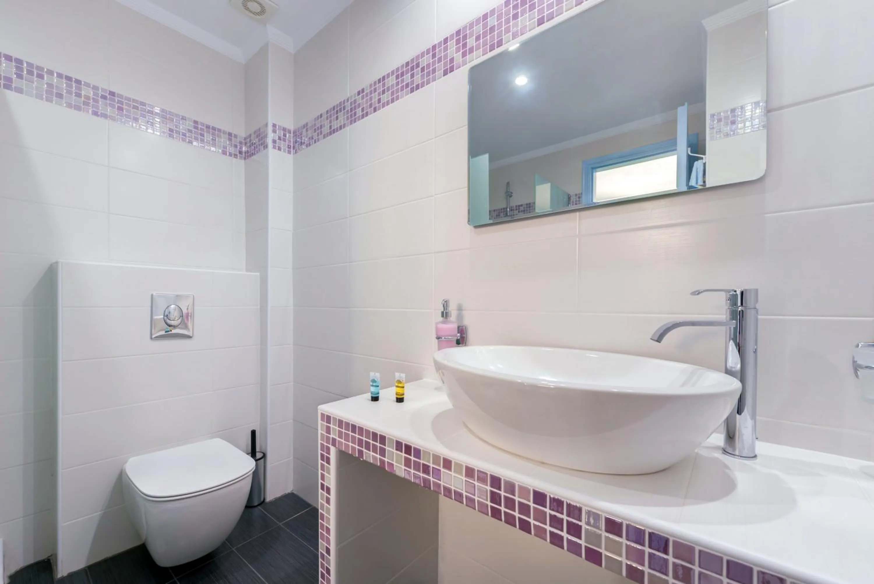 Bathroom in Akis Hotel