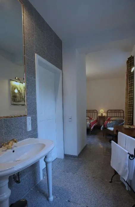 Bathroom, Bed in Apartmenthaus Saxonia