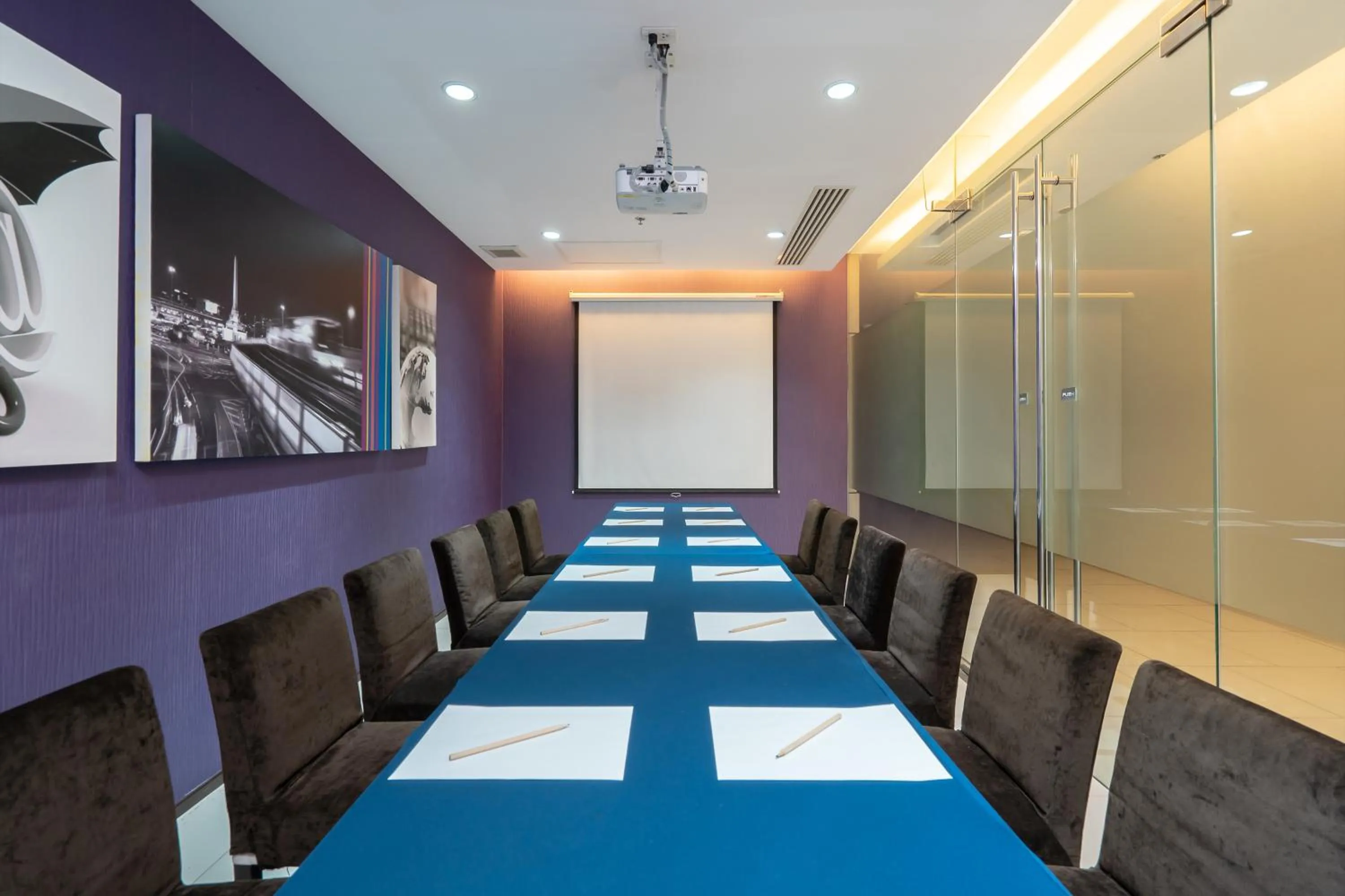Meeting/conference room in VIC 3 Bangkok Hotel