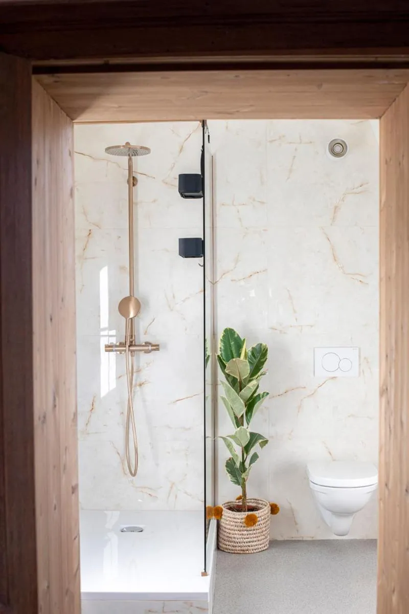 Shower in Château de la Chapelle