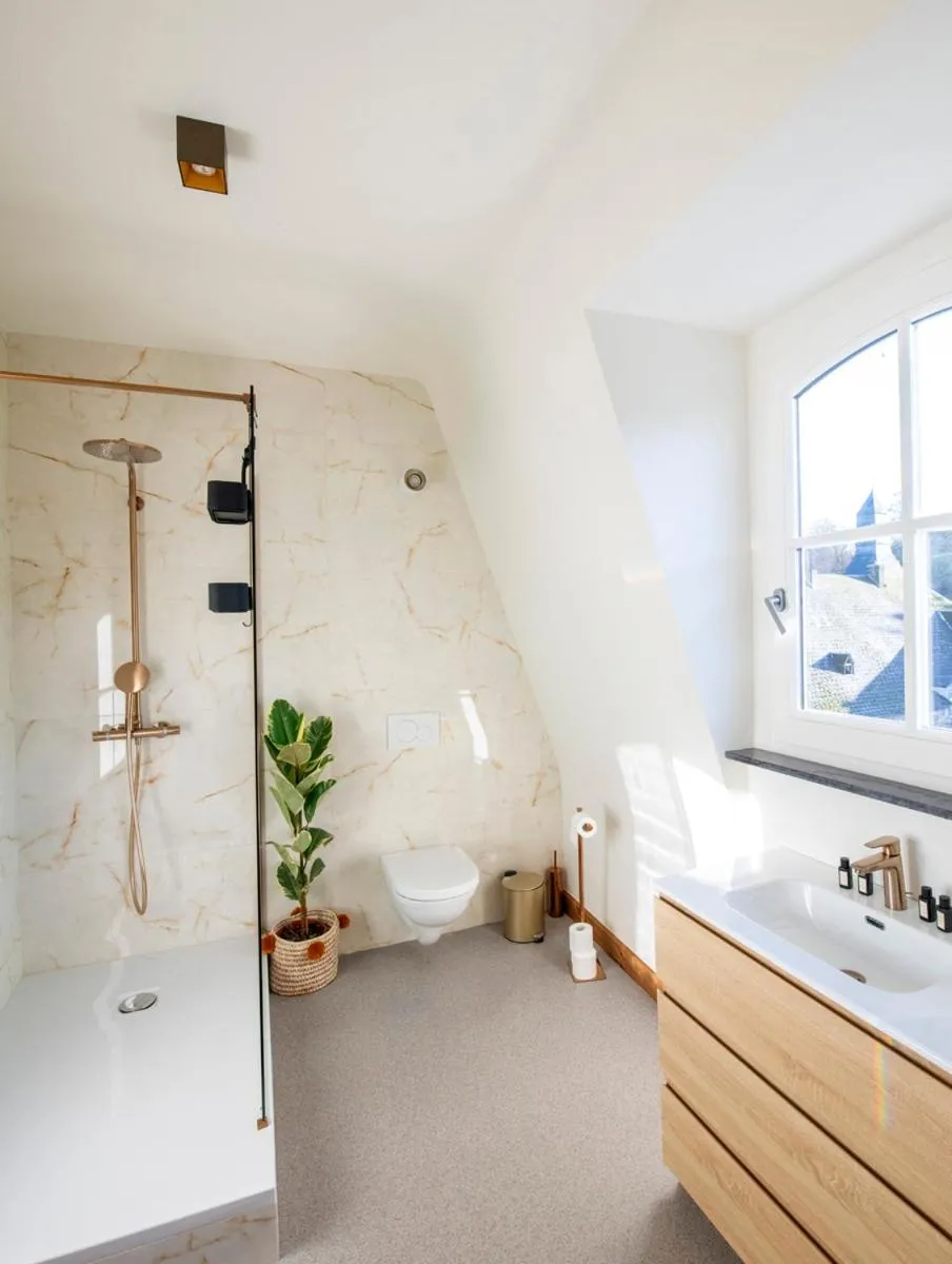 Shower in Château de la Chapelle