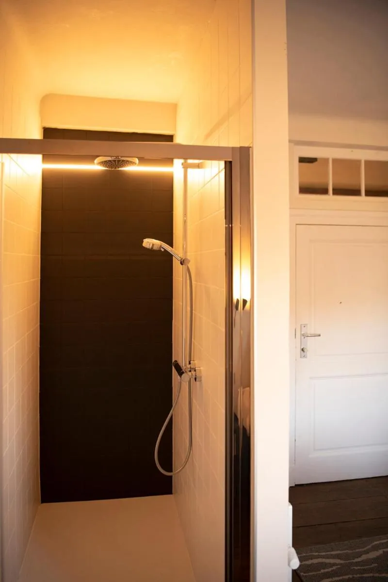 Shower in Château de la Chapelle