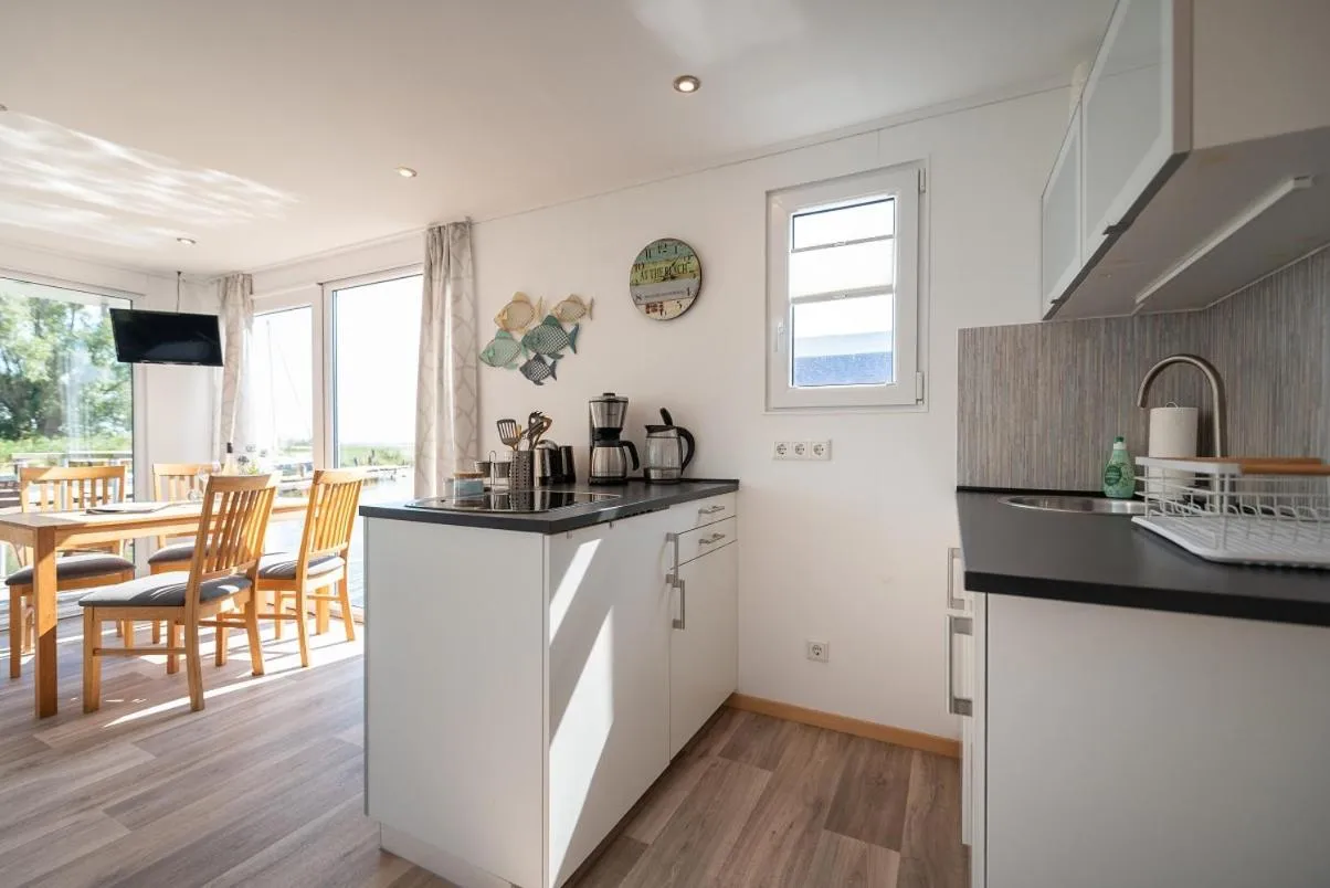 Kitchen or kitchenette in Schwimmende Häuser im BALTIC SEA RESORT