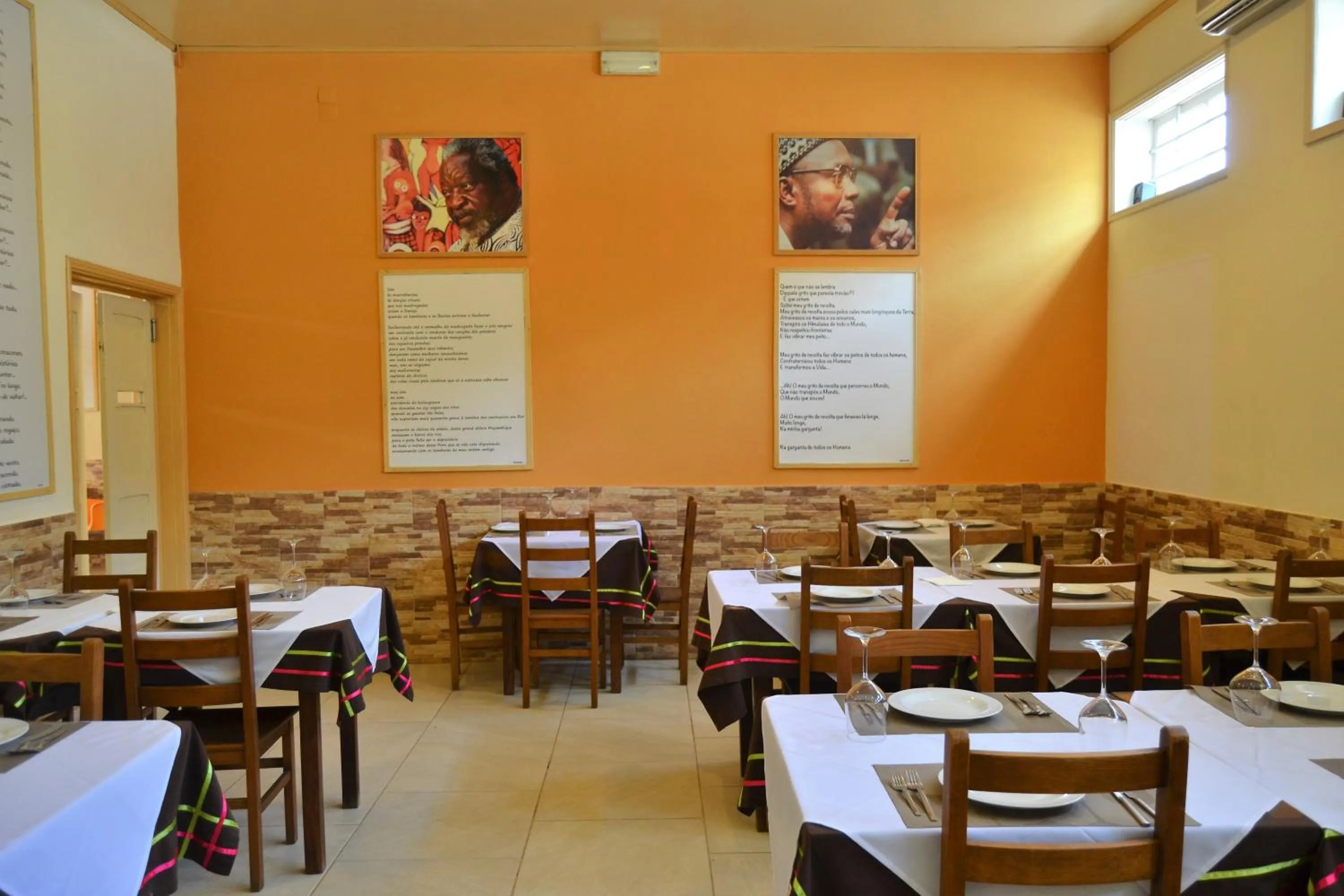 Restaurant/places to eat in Hotel Central