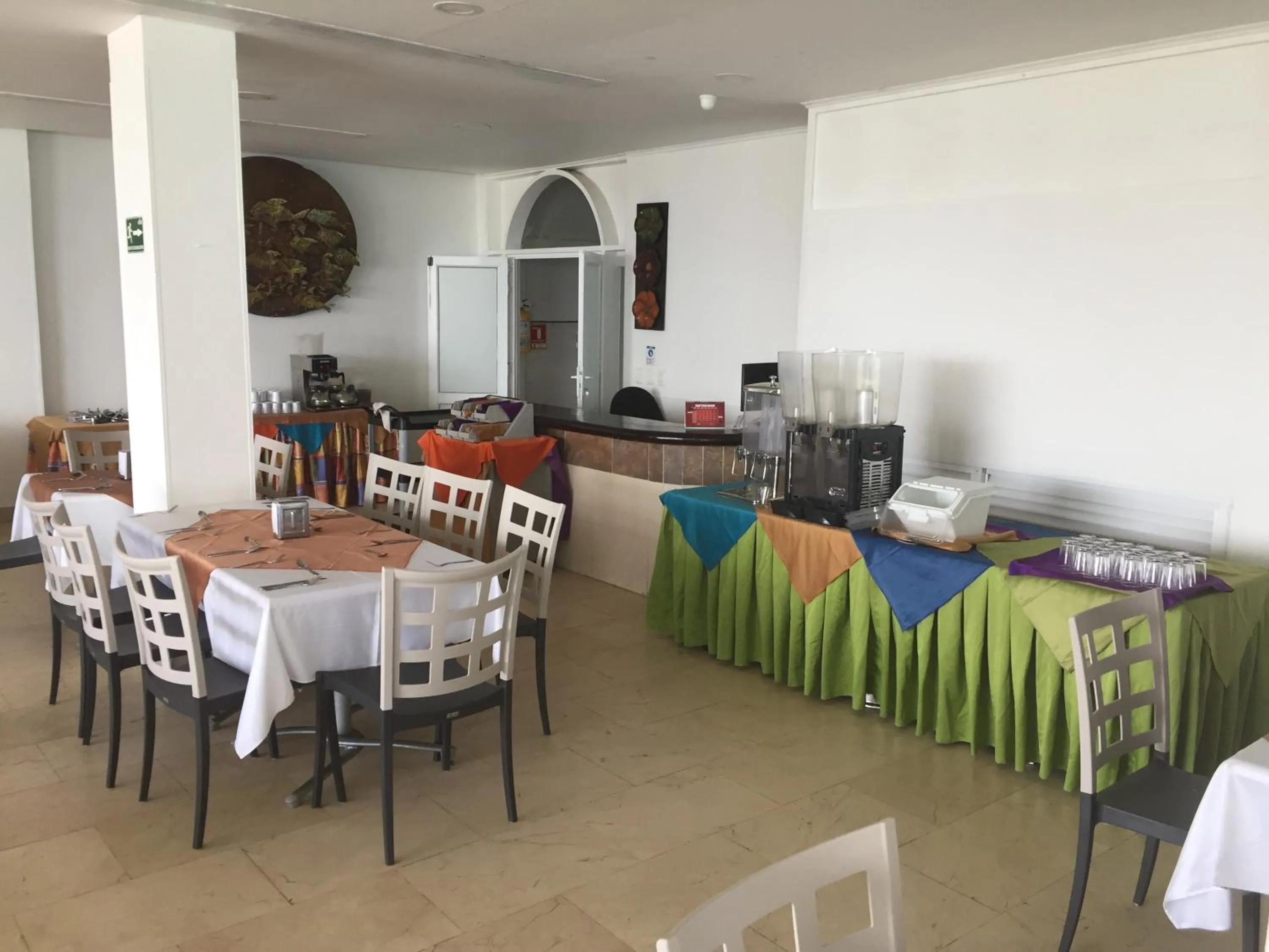 Restaurant/places to eat in Hotel Lord Pierre