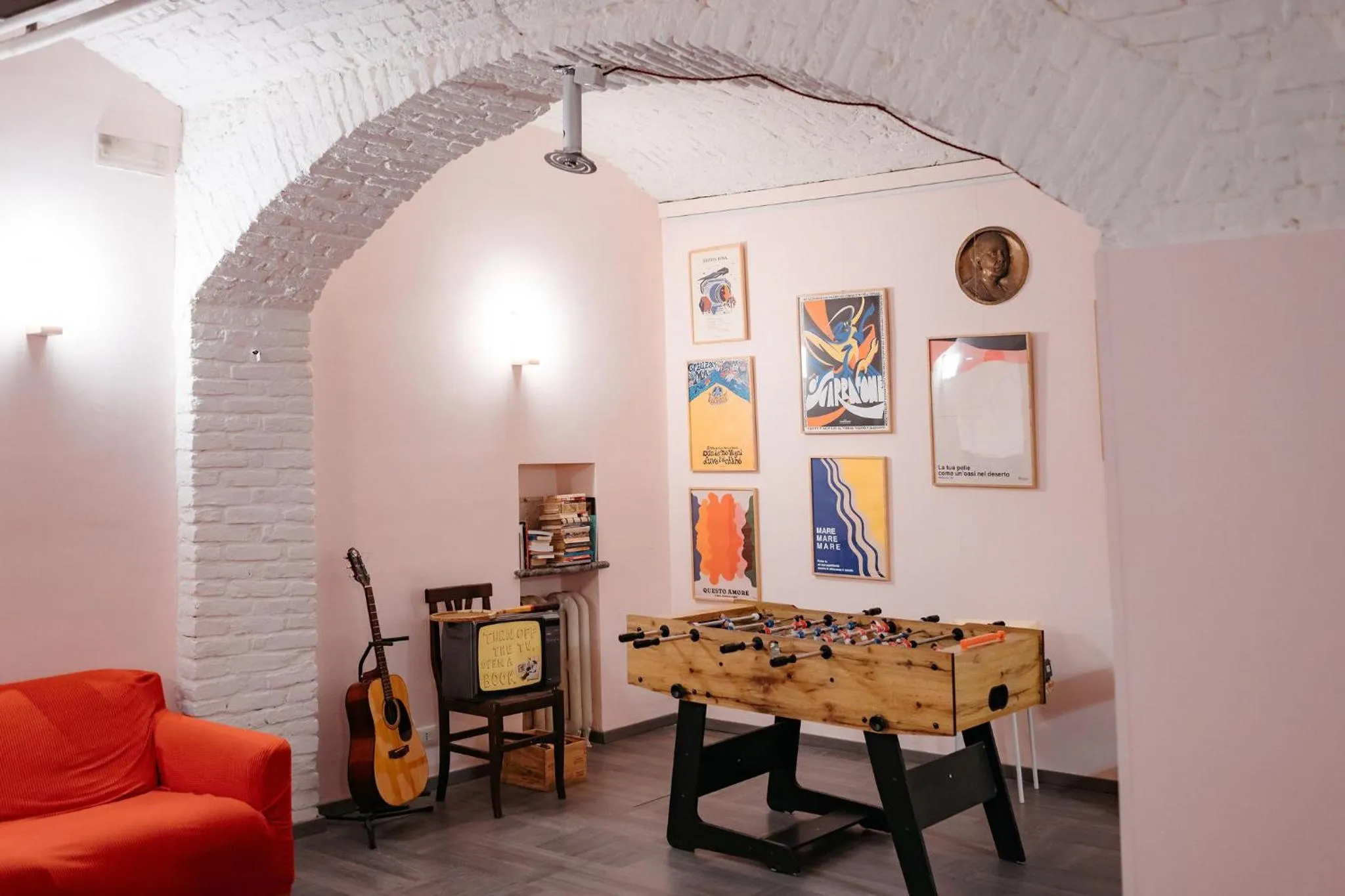 Communal lounge/ TV room in Tomato Urban Retreat