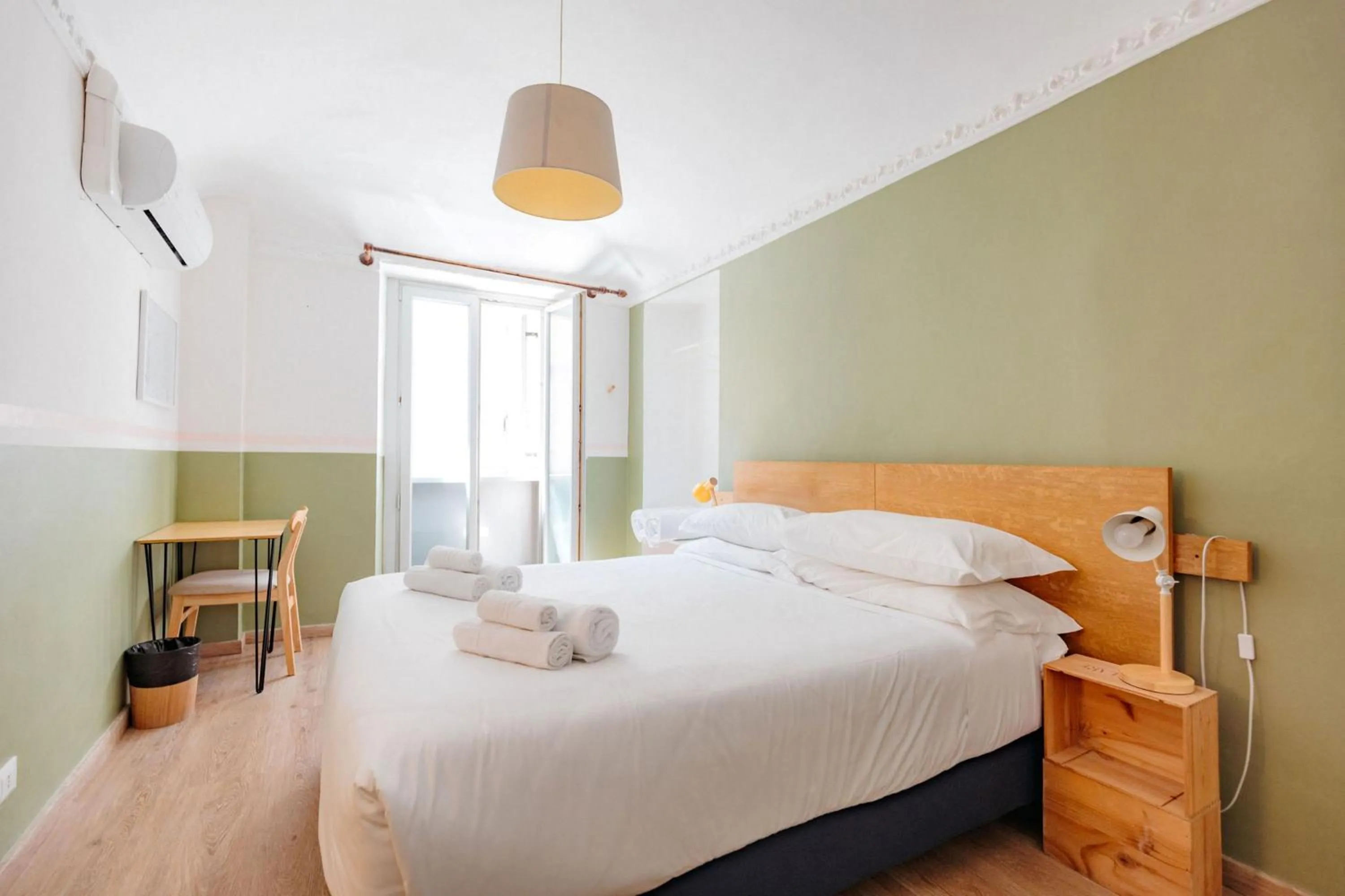 Photo of the whole room, Bed in Tomato Urban Retreat