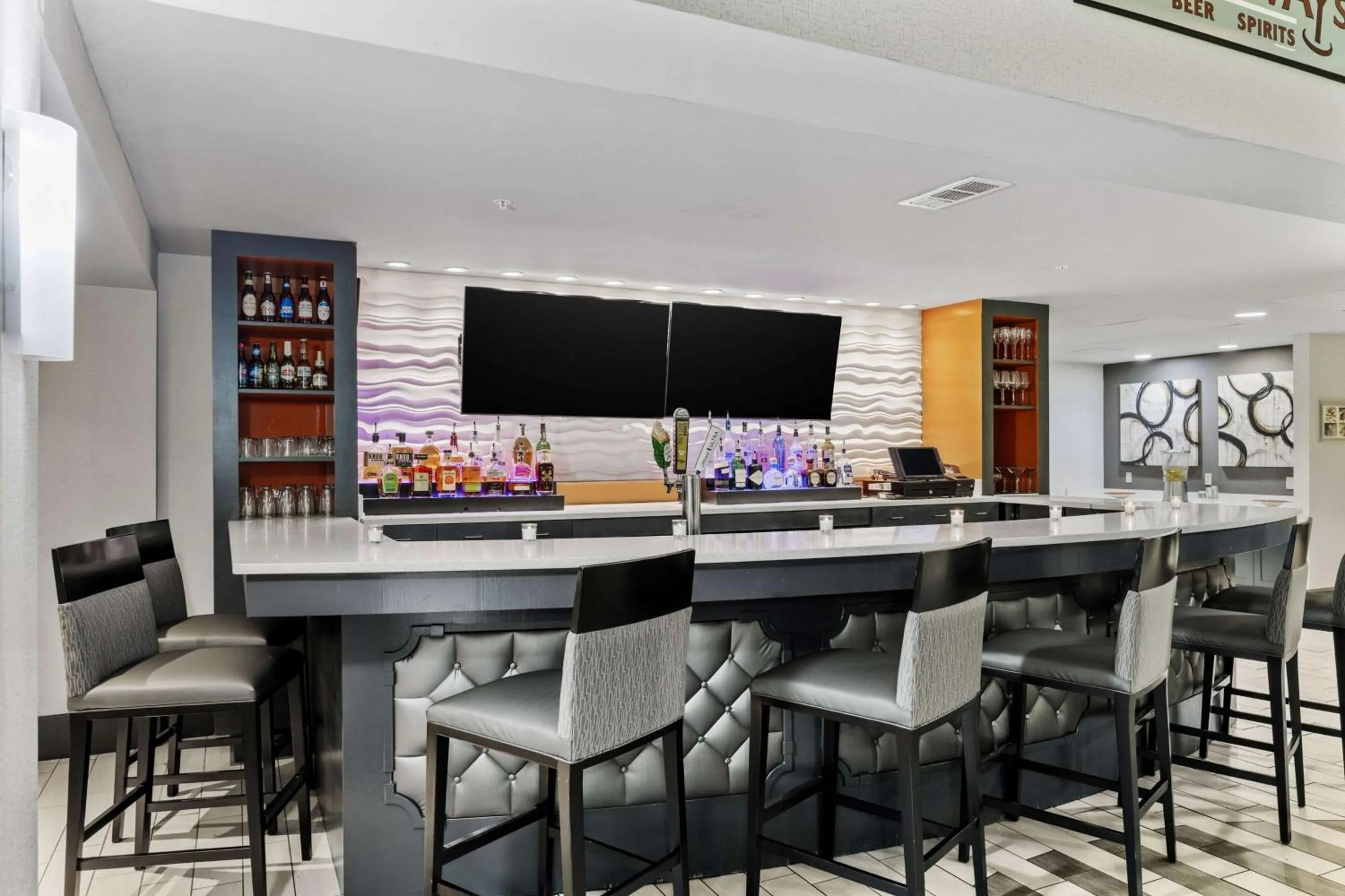 Lounge or bar in DoubleTree Suites by Hilton Hotel Huntsville South