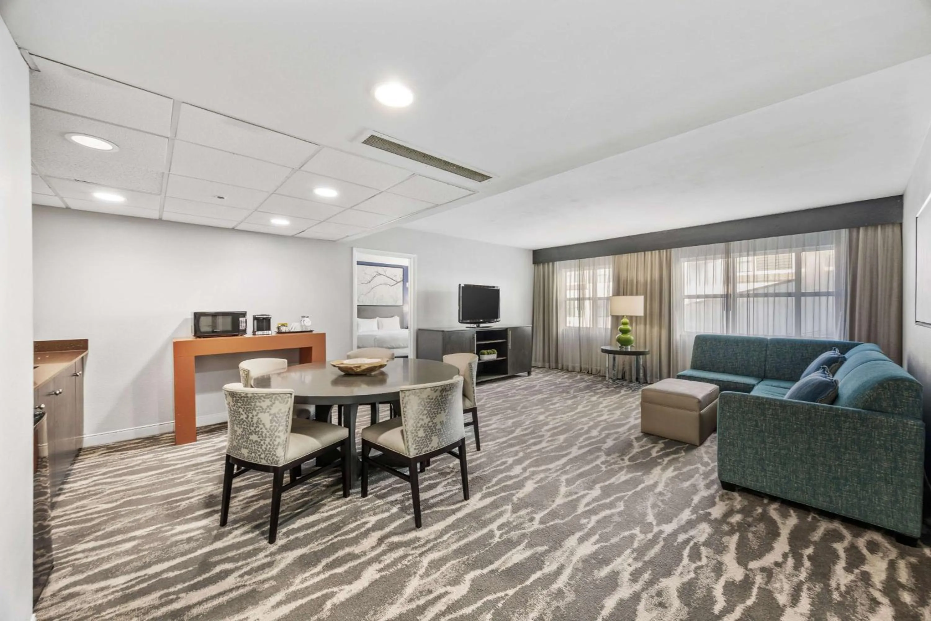 Living room in DoubleTree Suites by Hilton Hotel Huntsville South