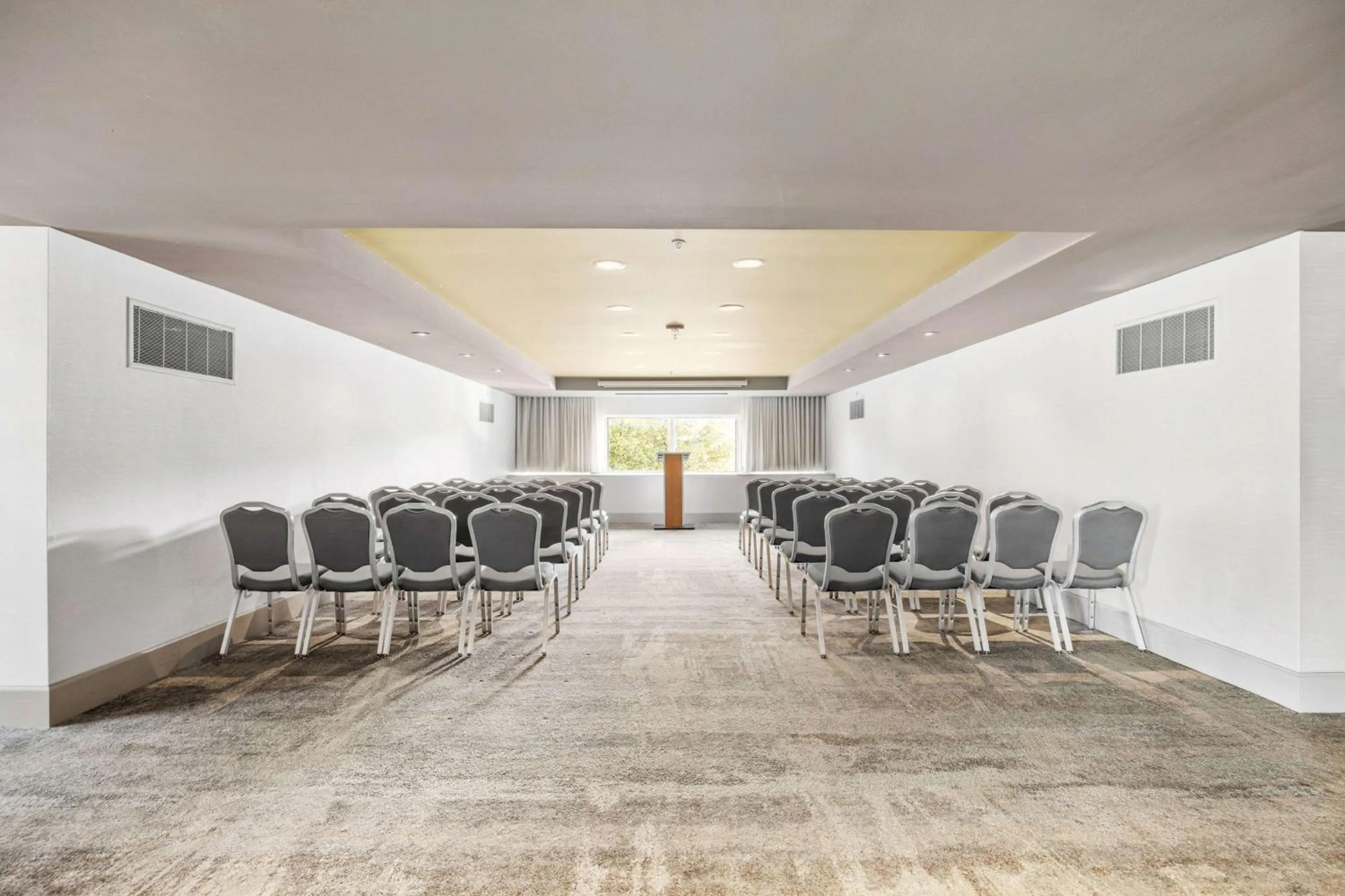 Meeting/conference room in DoubleTree Suites by Hilton Hotel Huntsville South