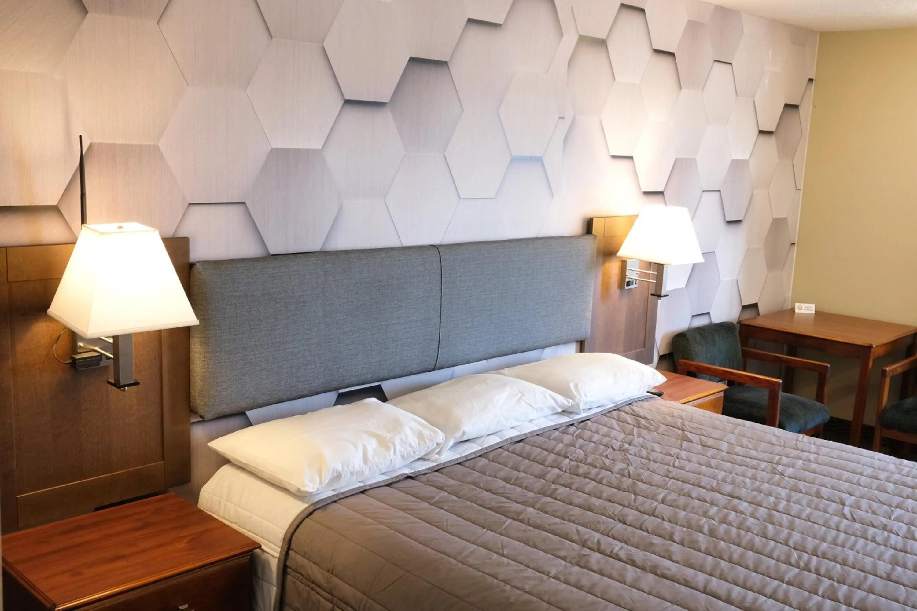 Bed in Regency Inn of Eddyville Kuttawa