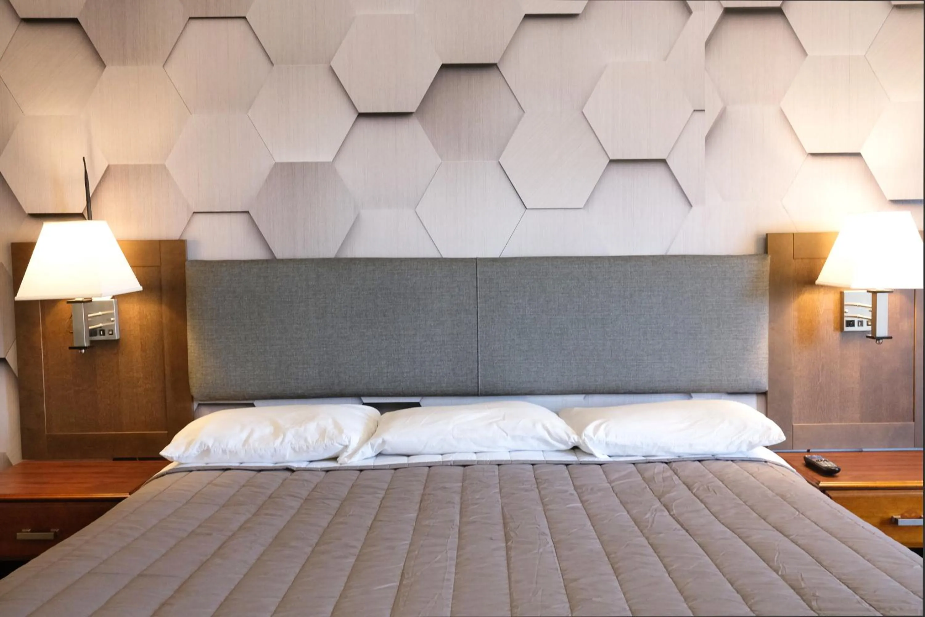 Bed in Regency Inn of Eddyville Kuttawa