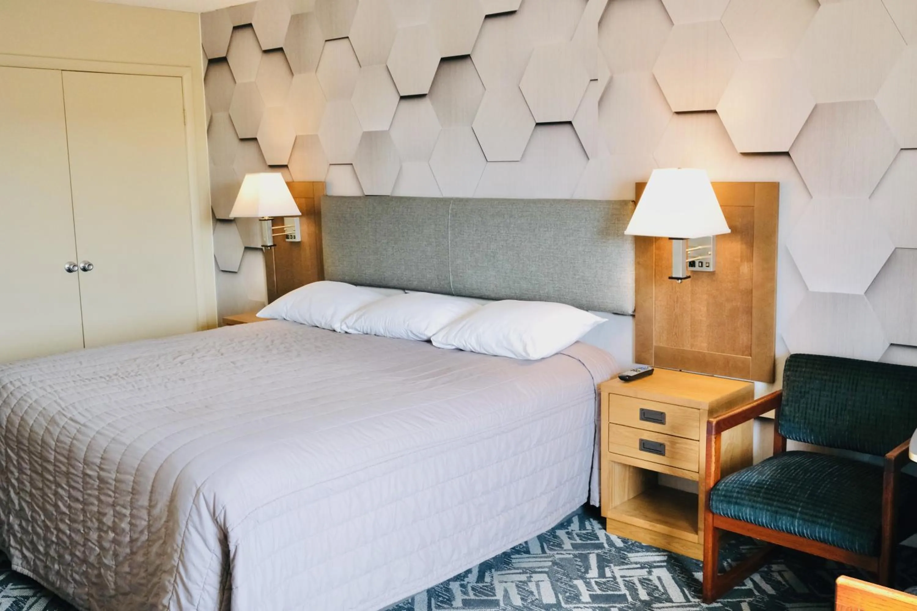 Bed in Regency Inn of Eddyville Kuttawa