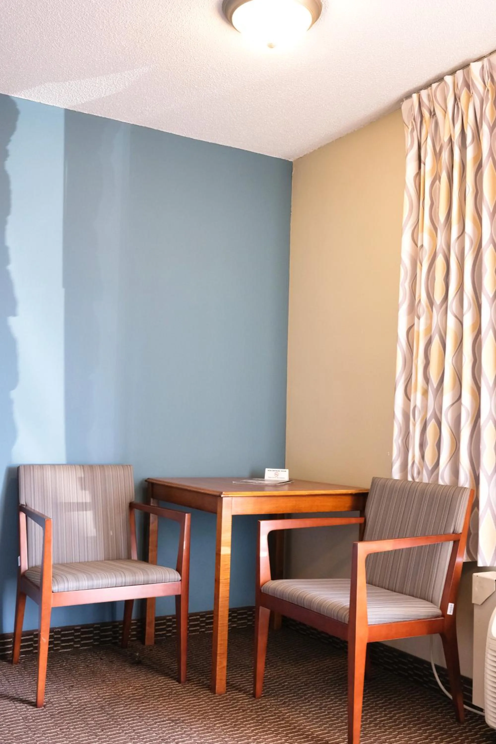 Seating area in Regency Inn of Eddyville Kuttawa