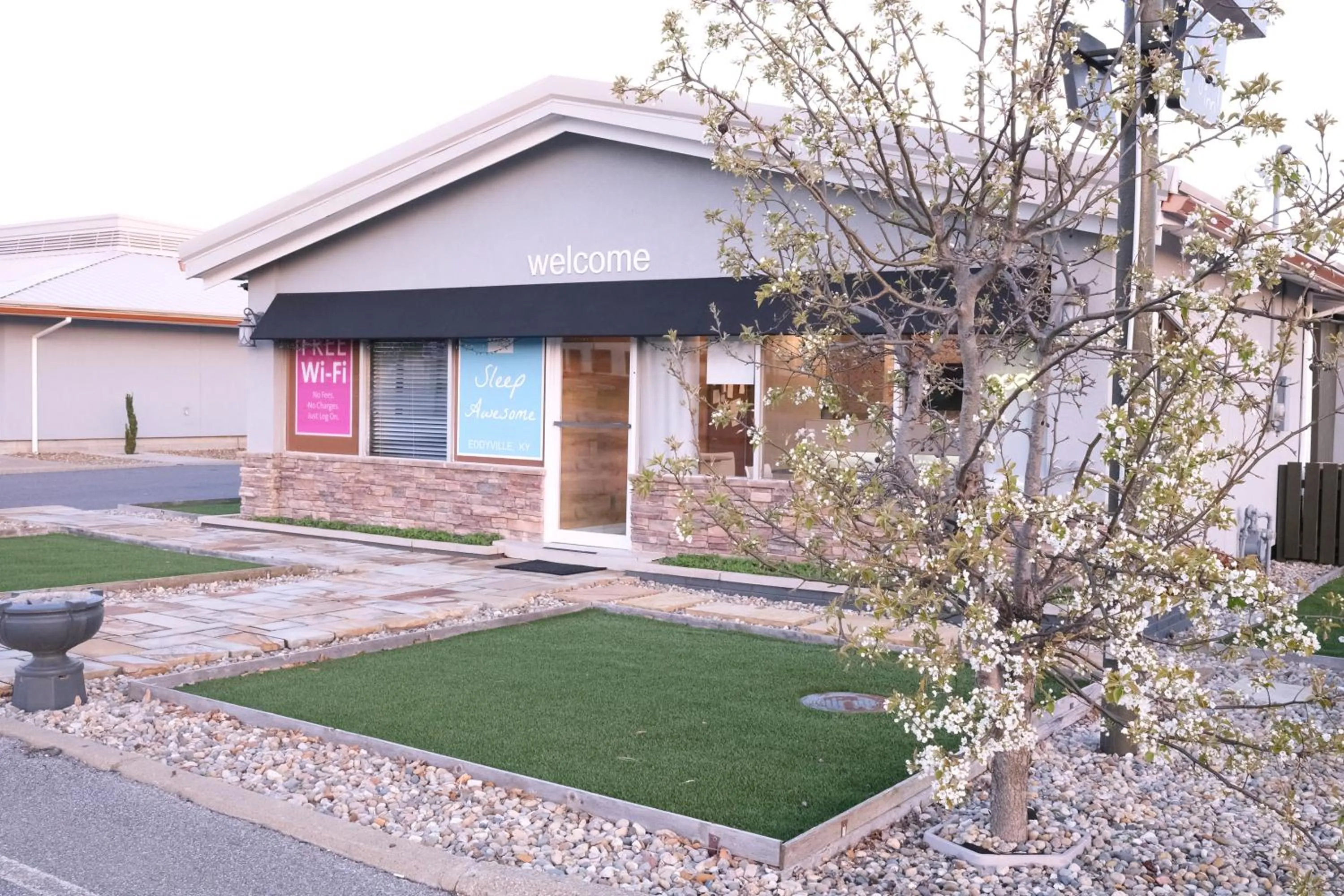 Property building in Regency Inn of Eddyville Kuttawa