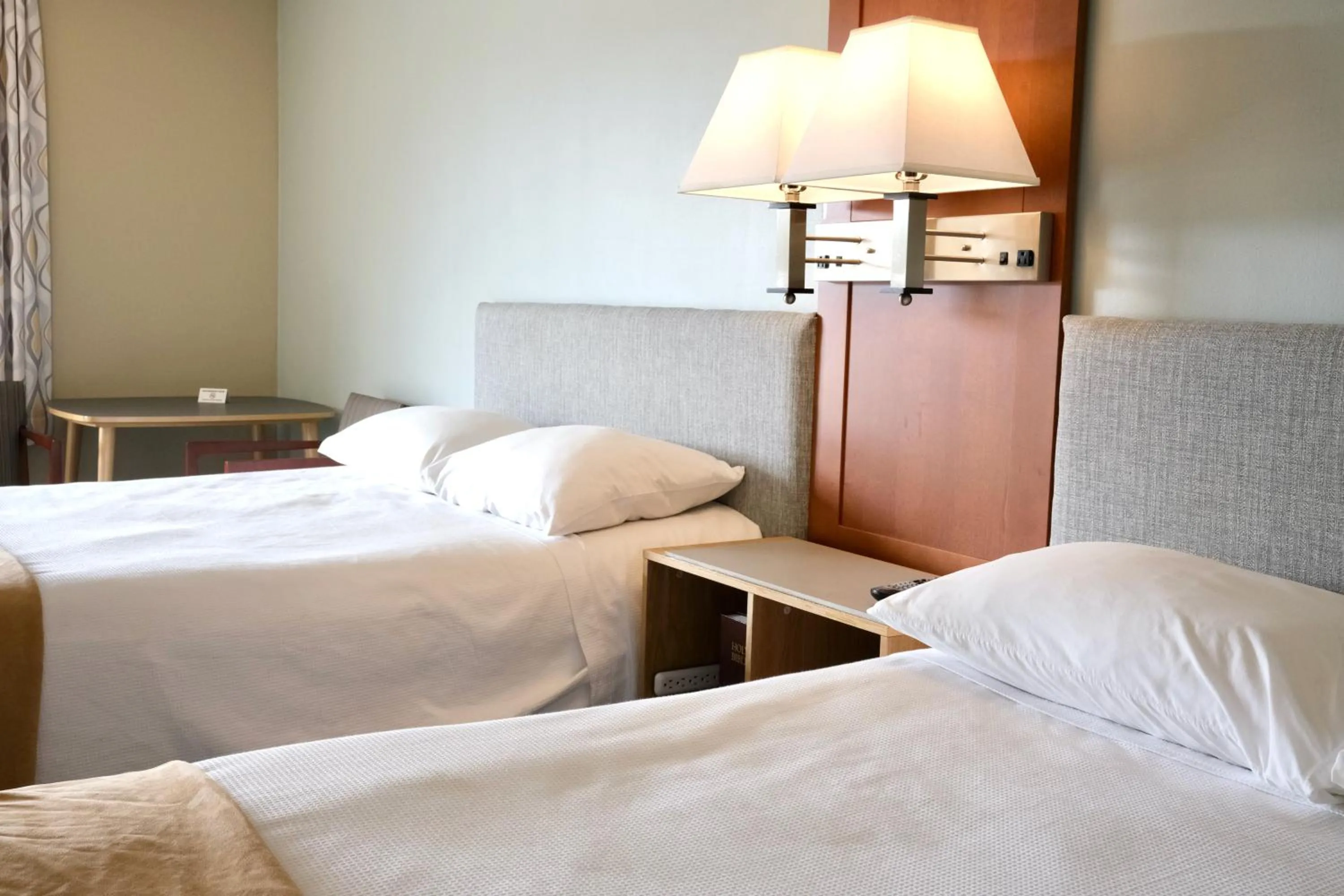 Bed in Regency Inn of Eddyville Kuttawa