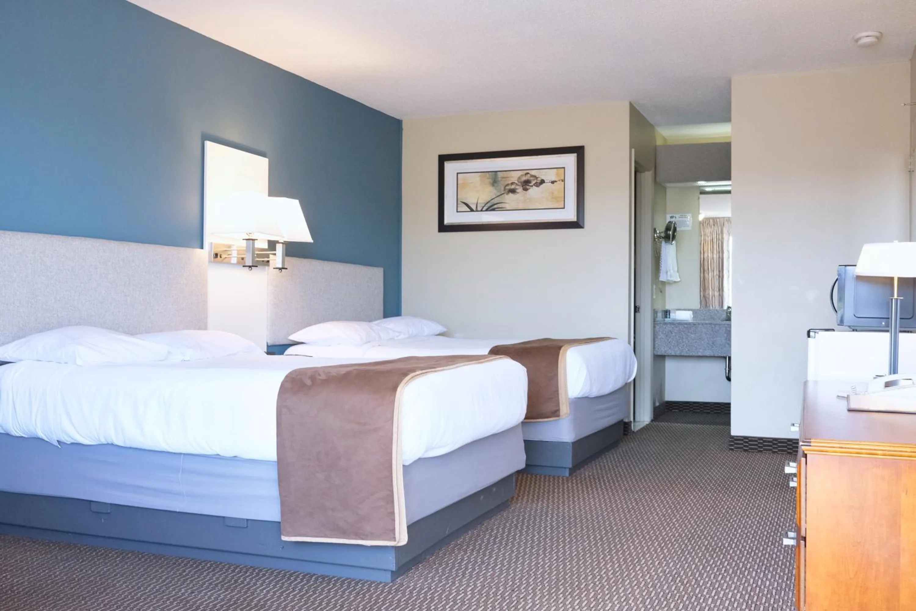 locker, Bed in Regency Inn of Eddyville Kuttawa