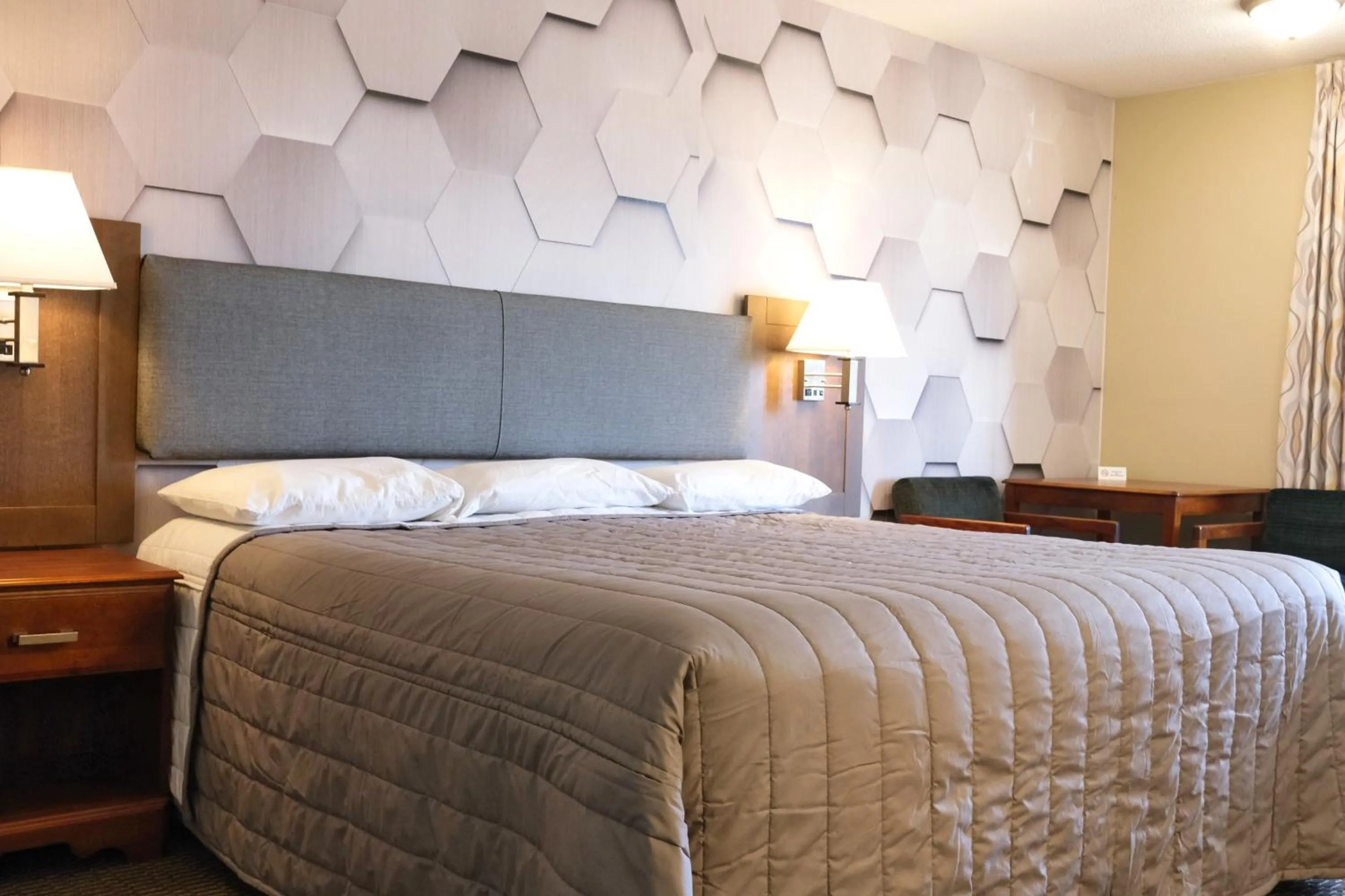 Bed in Regency Inn of Eddyville Kuttawa