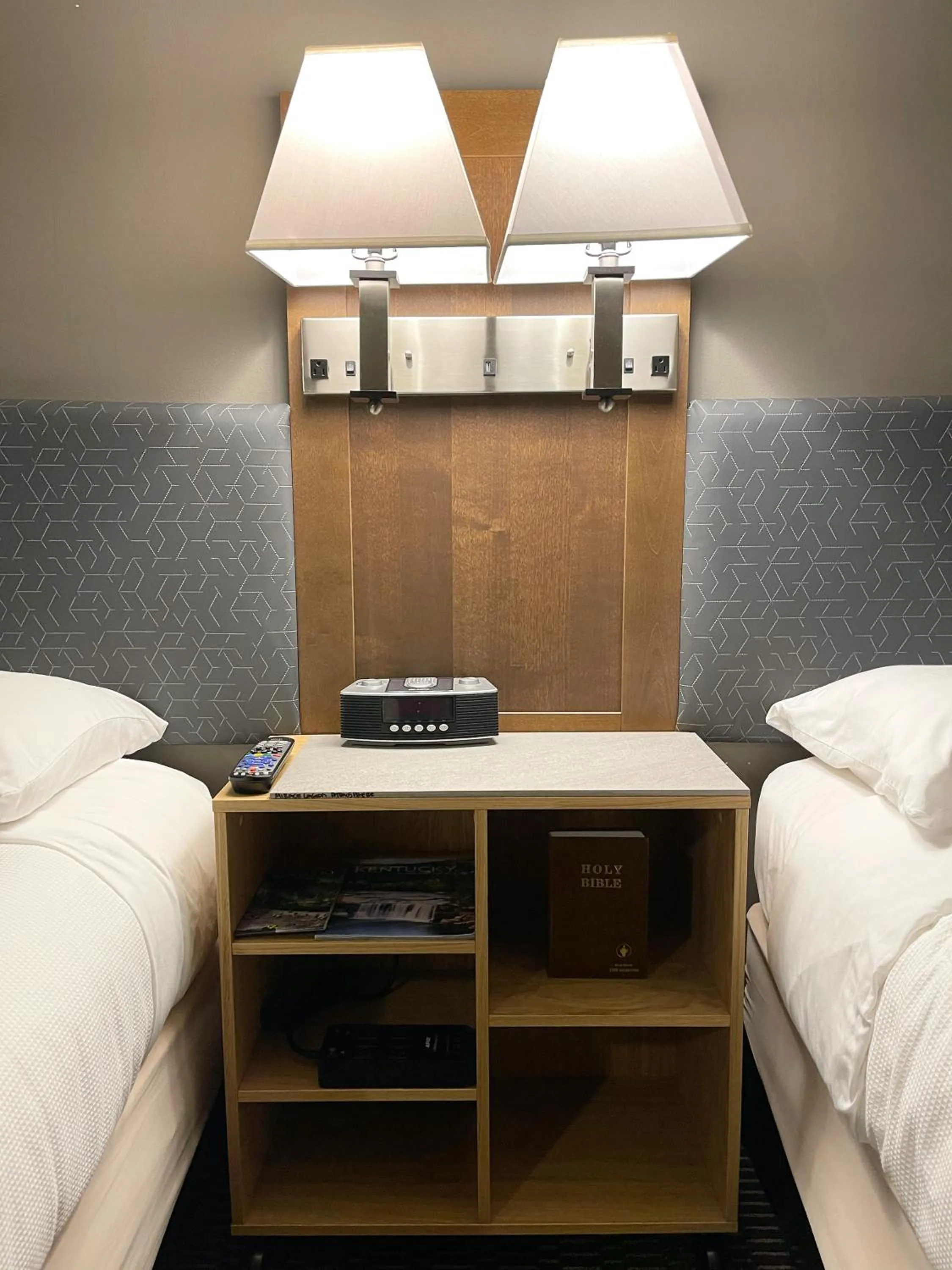 Family, Bed in Regency Inn of Eddyville Kuttawa