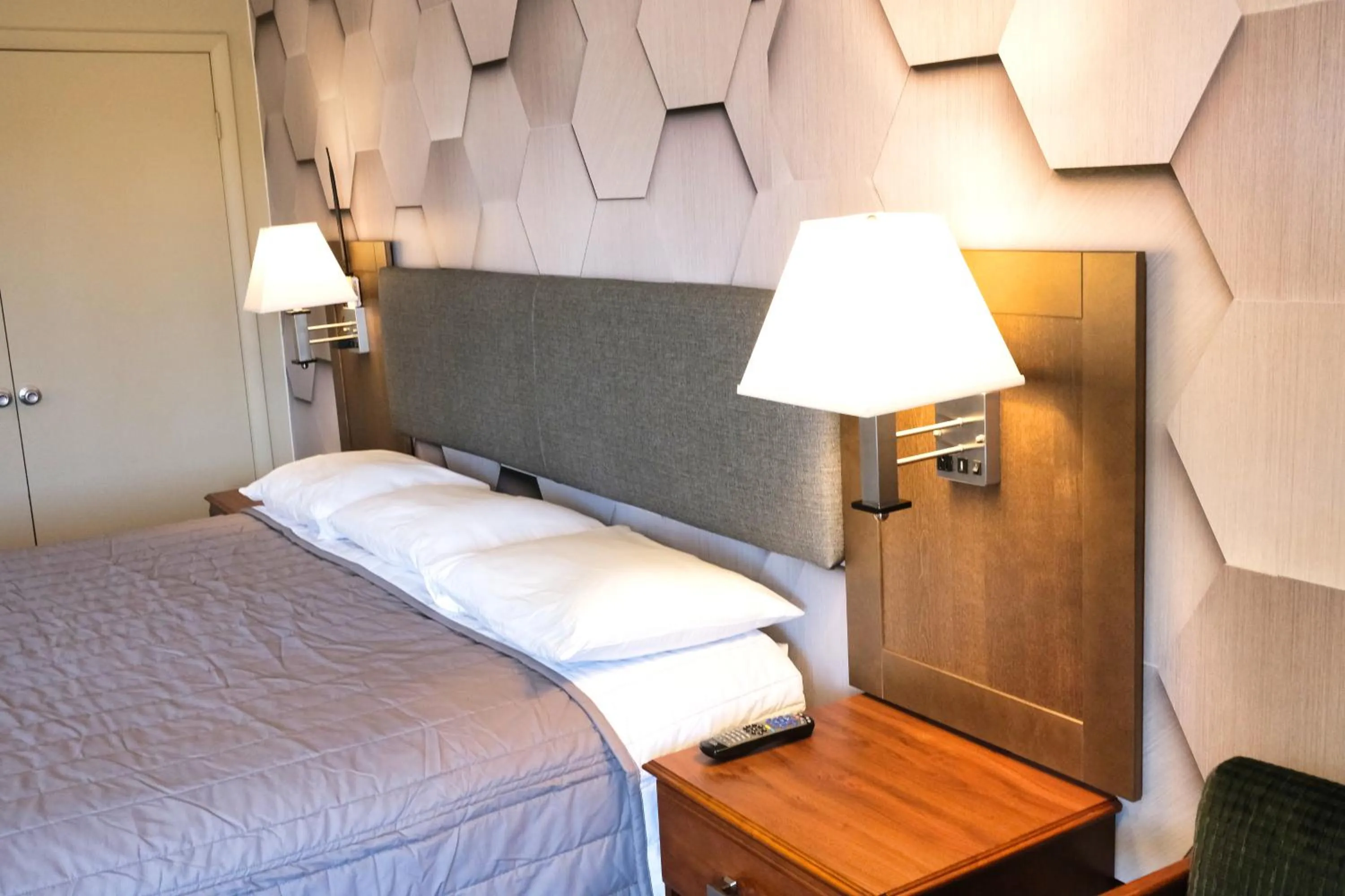 Bed in Regency Inn of Eddyville Kuttawa