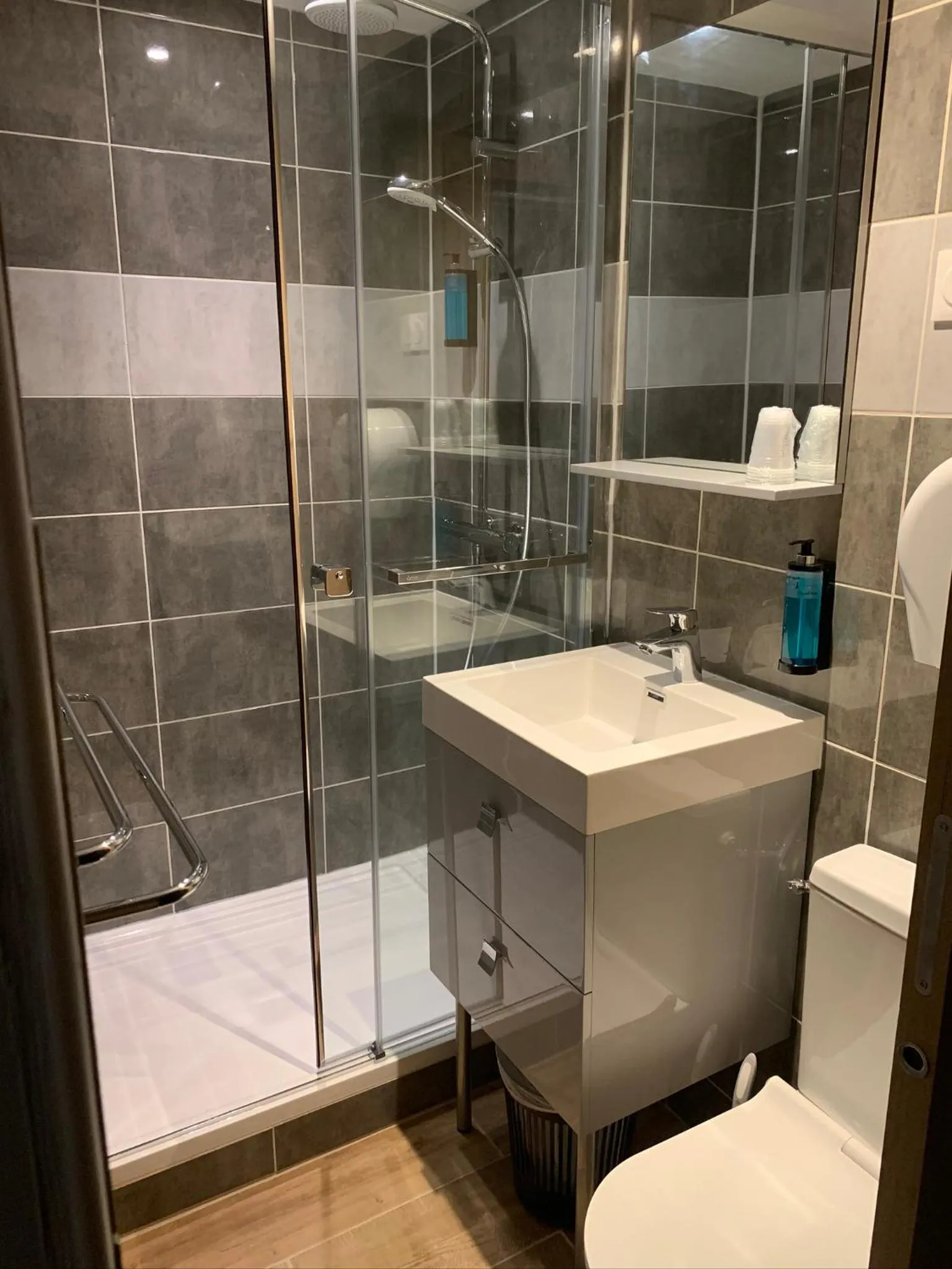 Bathroom in Hôtel l'Équipe