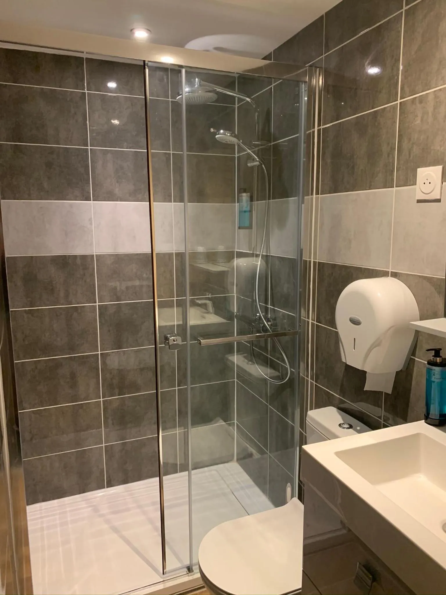 Bathroom in Hôtel l'Équipe