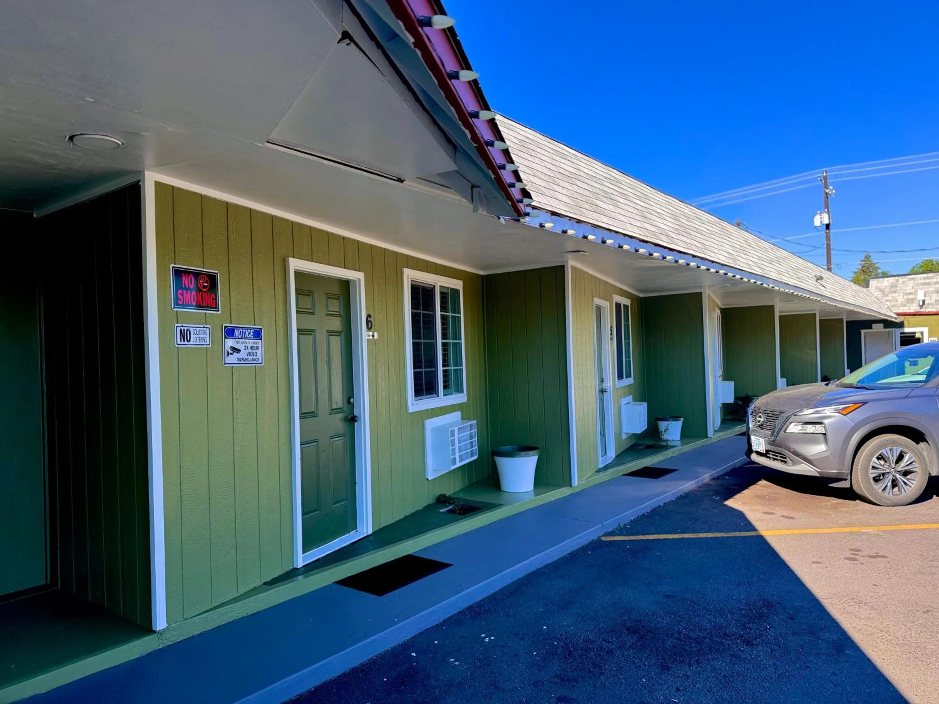 Property building in Chalet Motel - Affordable Stay in Central Bend