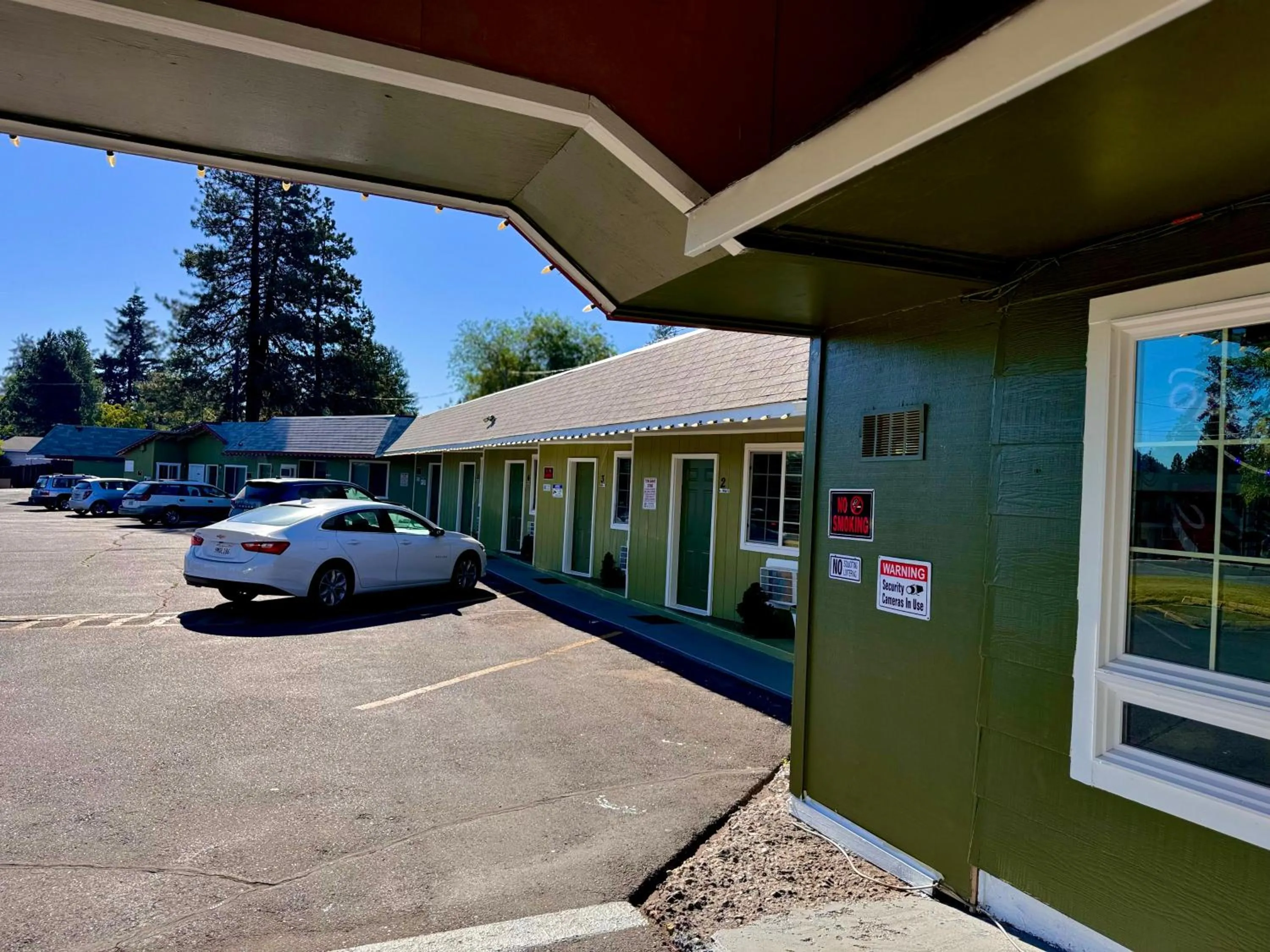 Property building in Chalet Motel - Affordable Stay in Central Bend