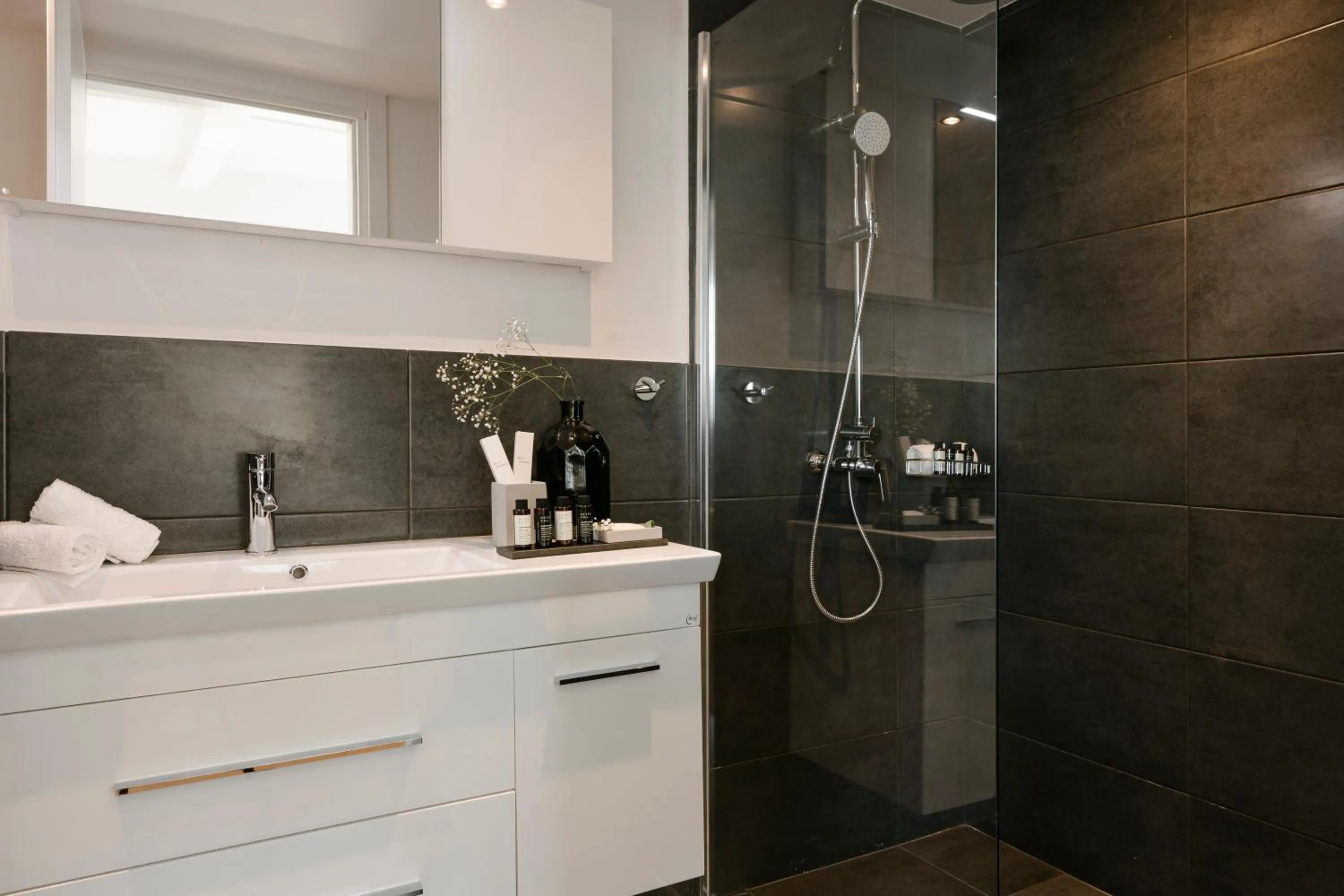 Shower in Aria Acropolis Suites, Troulanda