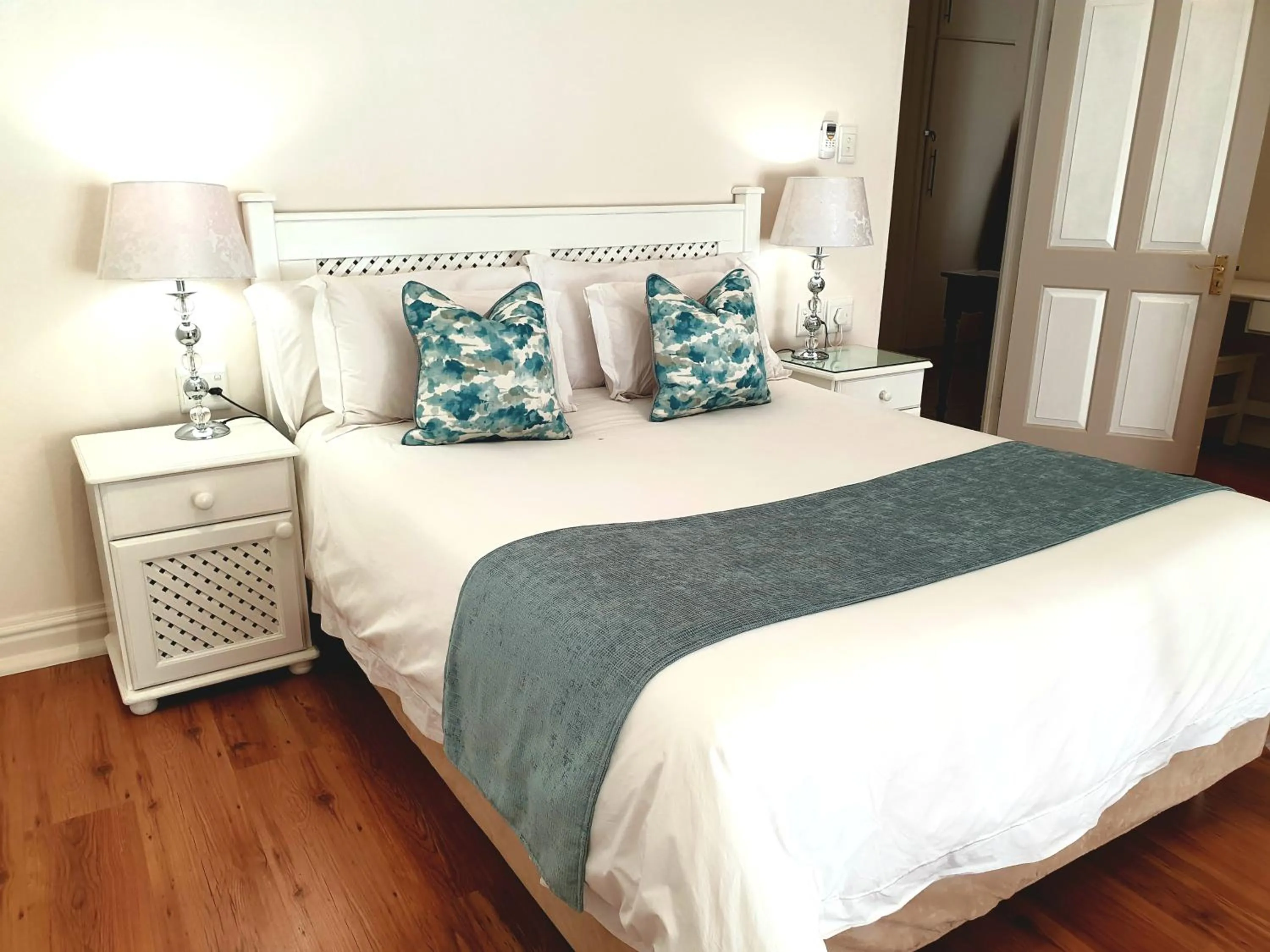 Photo of the whole room, Bed in Peaches & Cream Bed & Breakfast