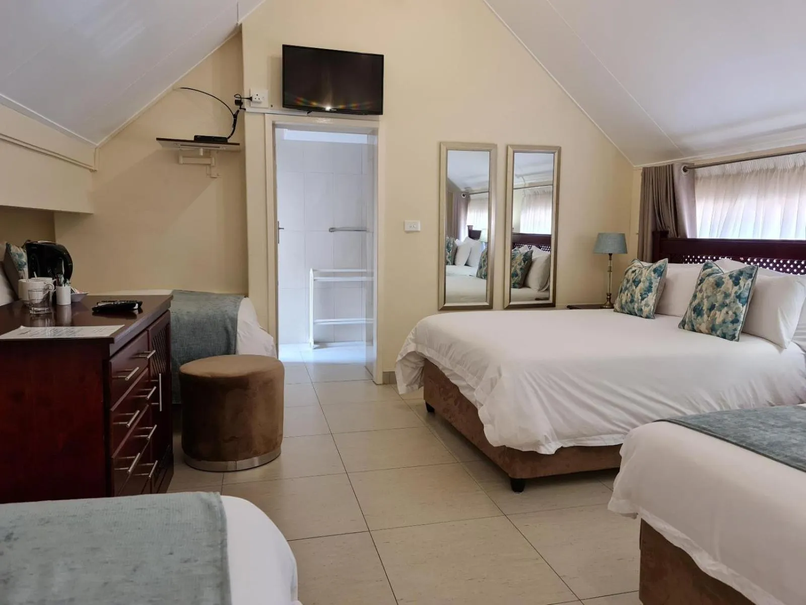 Photo of the whole room, Bed in Peaches & Cream Bed & Breakfast