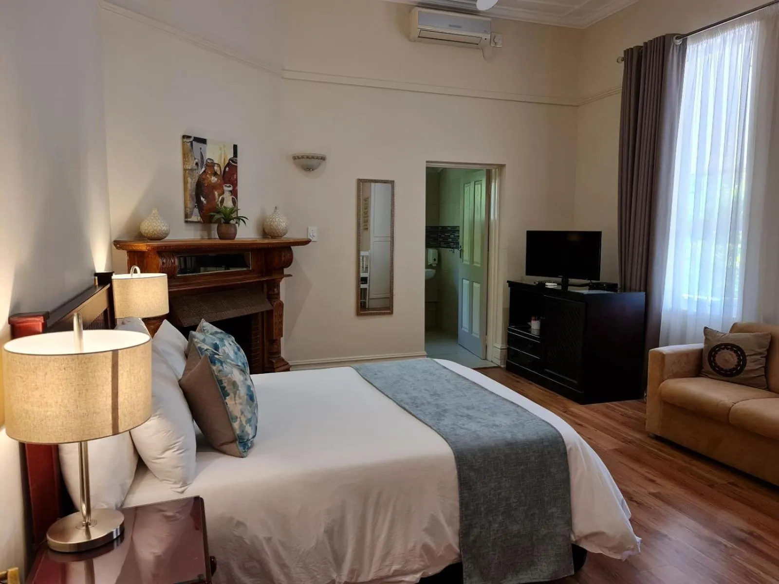 Photo of the whole room, Bed in Peaches & Cream Bed & Breakfast