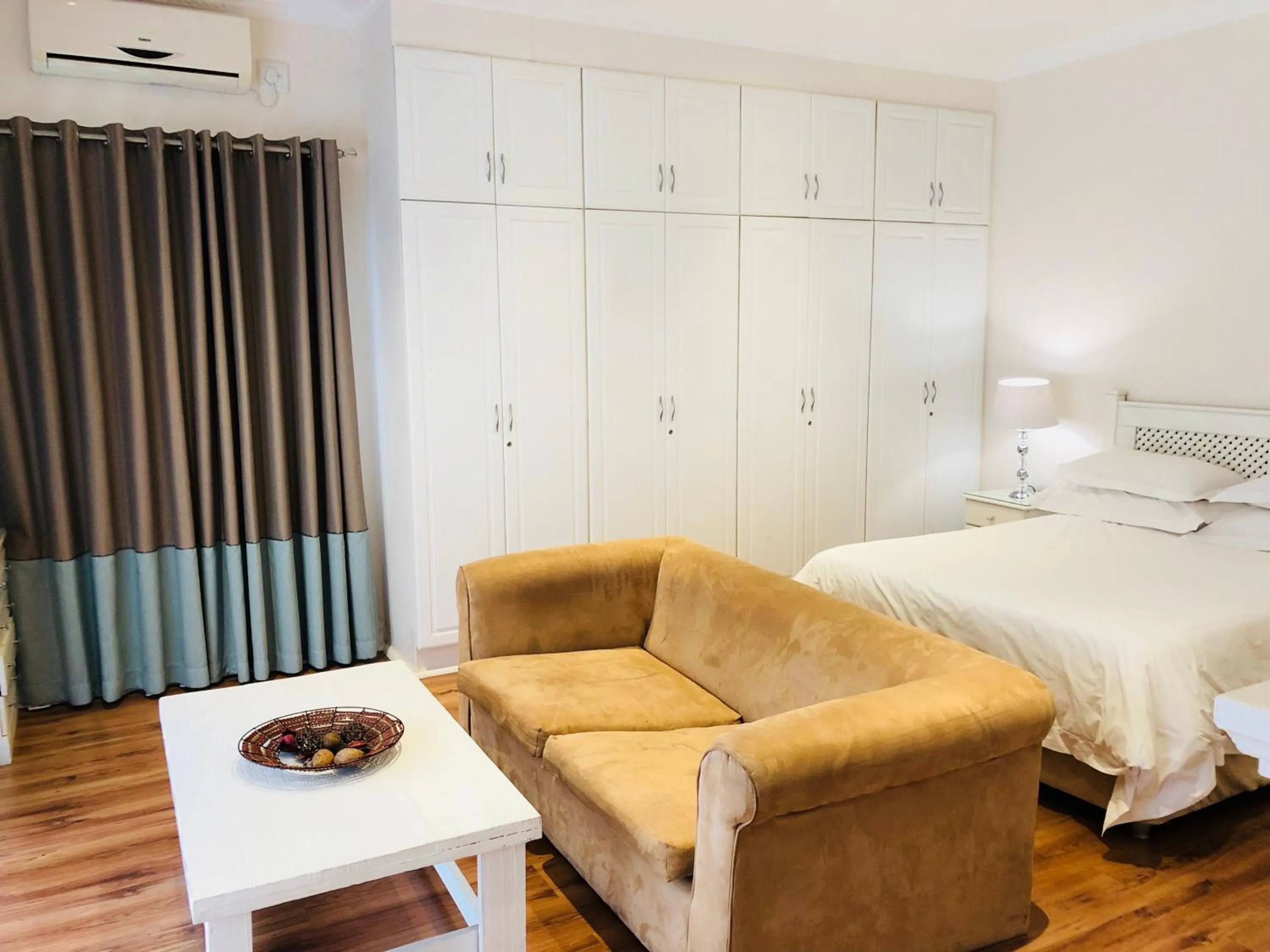 Photo of the whole room, Bed in Peaches & Cream Bed & Breakfast