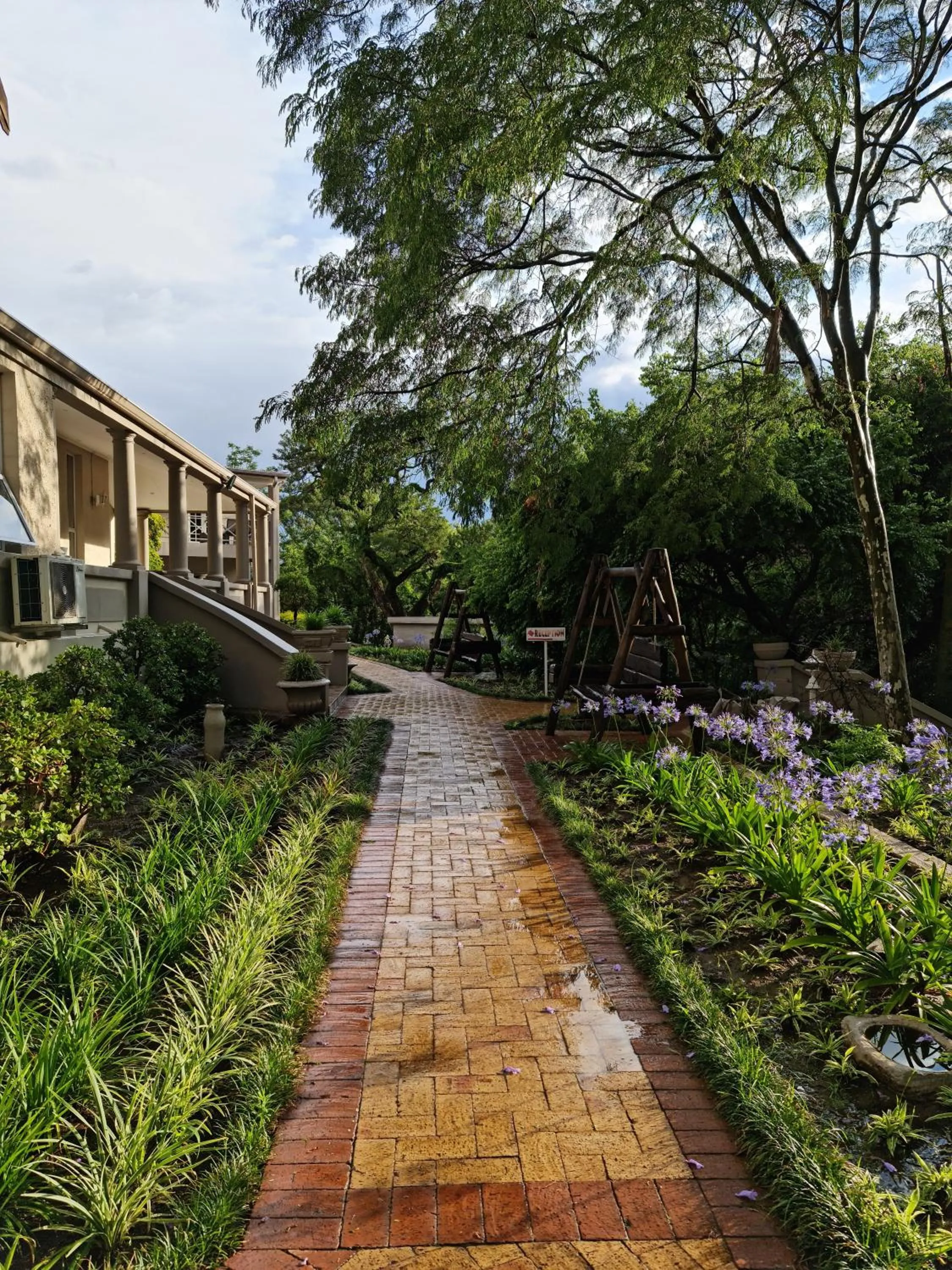 Property building in Peaches & Cream Bed & Breakfast