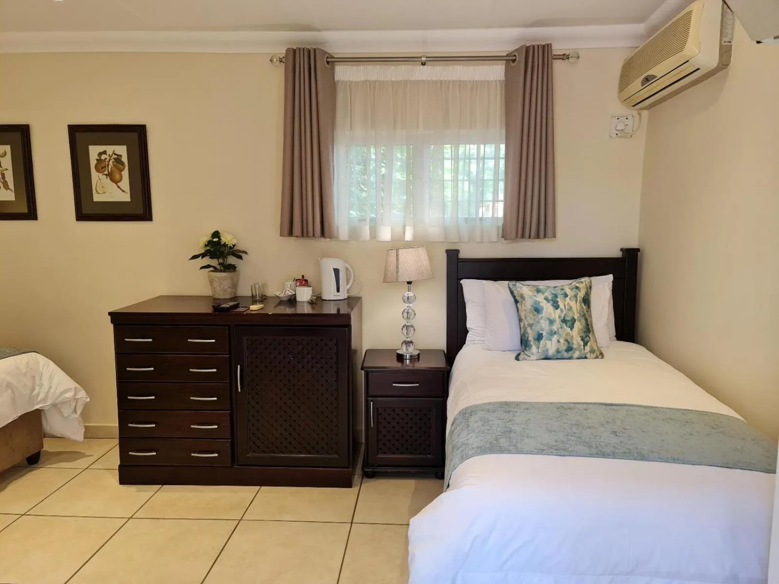 Photo of the whole room, Bed in Peaches & Cream Bed & Breakfast