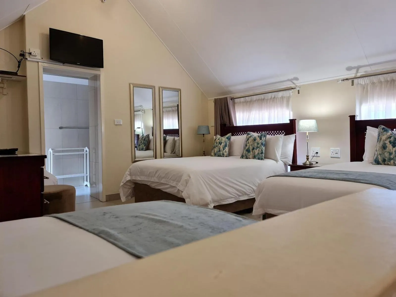 Photo of the whole room, Bed in Peaches & Cream Bed & Breakfast