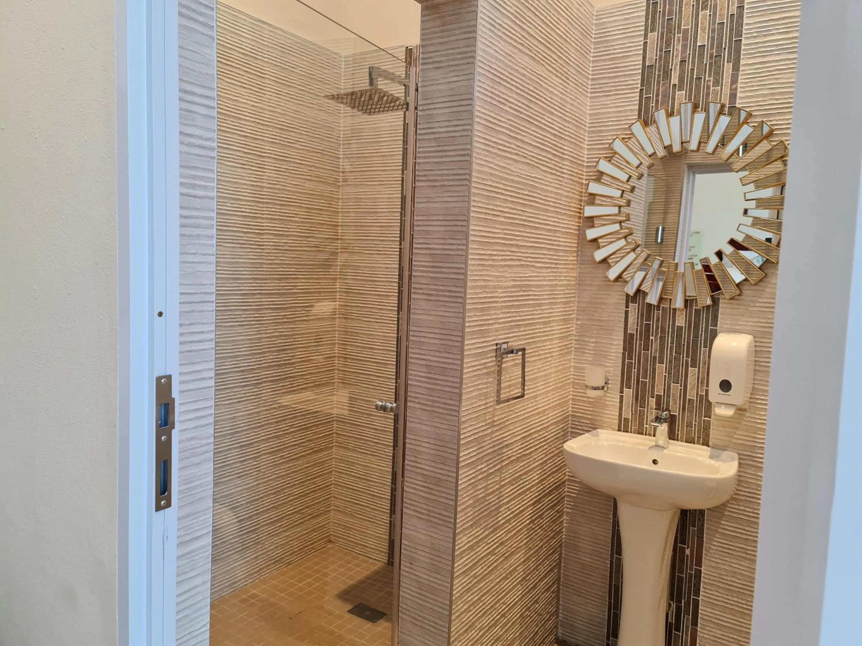 Bathroom in Peaches & Cream Bed & Breakfast