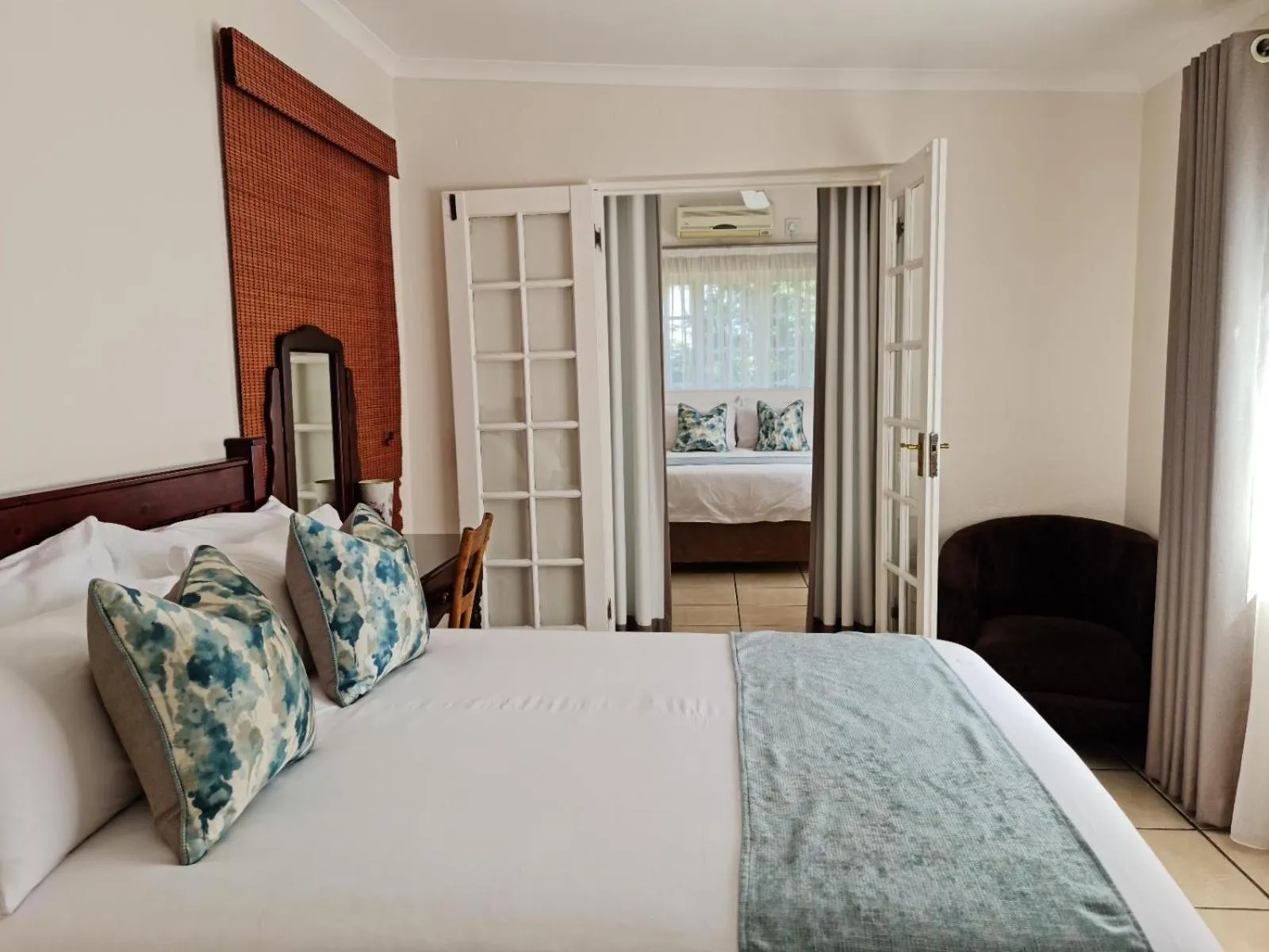 Bed in Peaches & Cream Bed & Breakfast