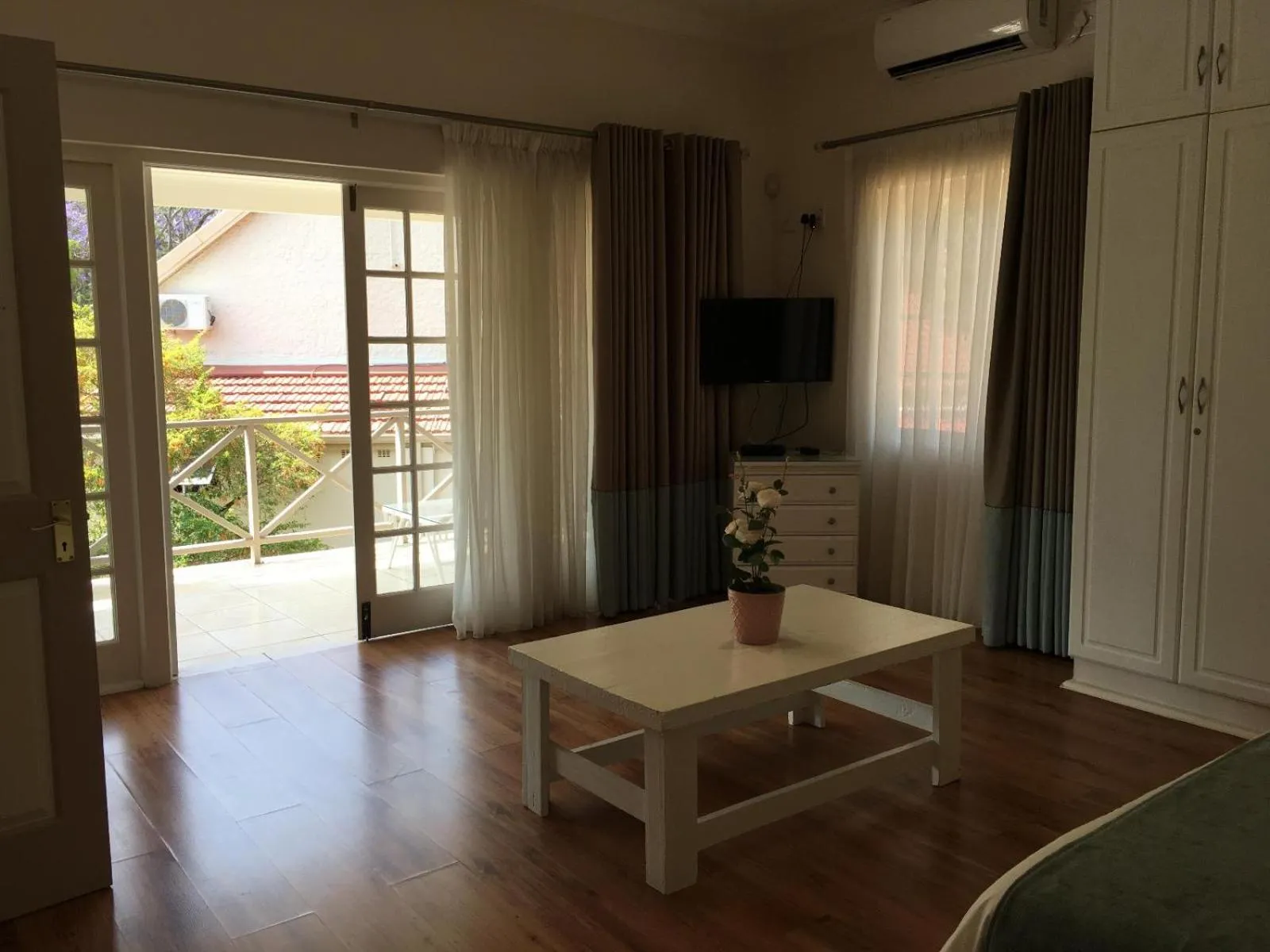 TV and multimedia in Peaches & Cream Bed & Breakfast