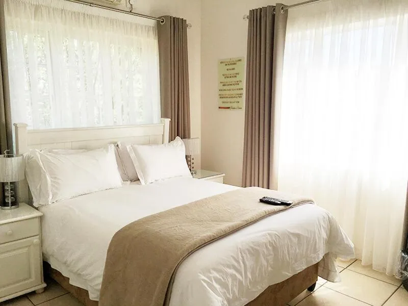 Bed in Peaches & Cream Bed & Breakfast