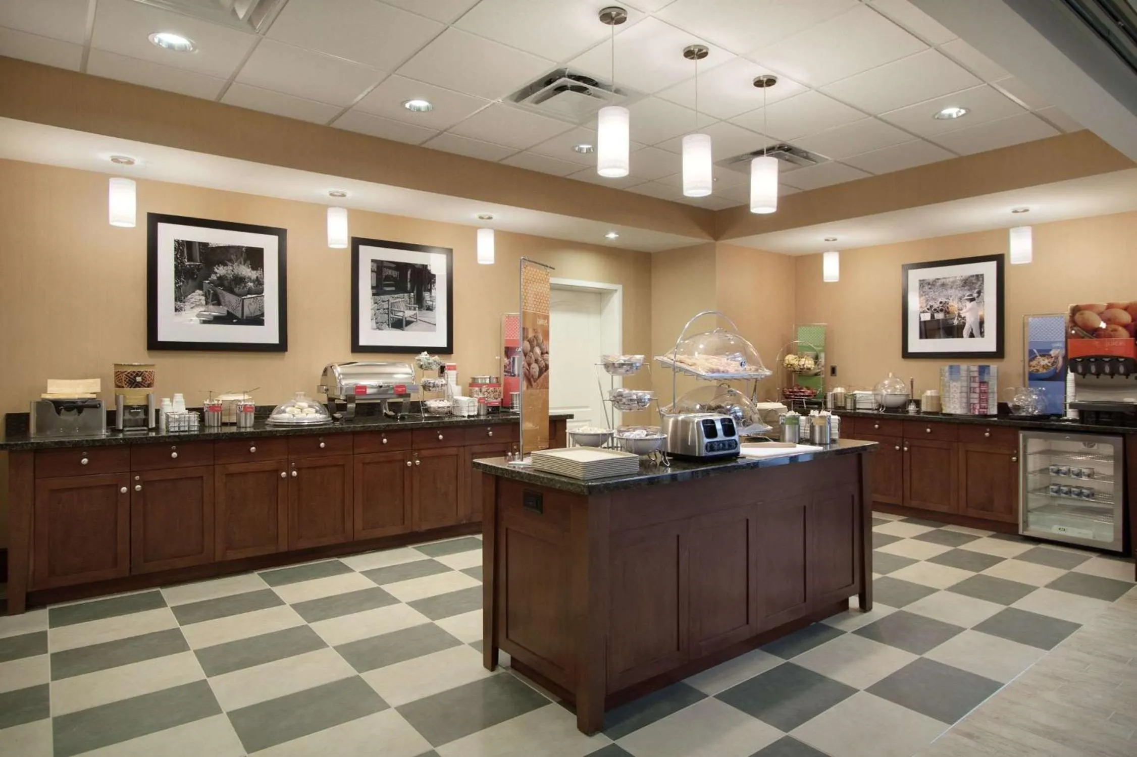 Dining area in Hampton Inn & Suites Charles Town
