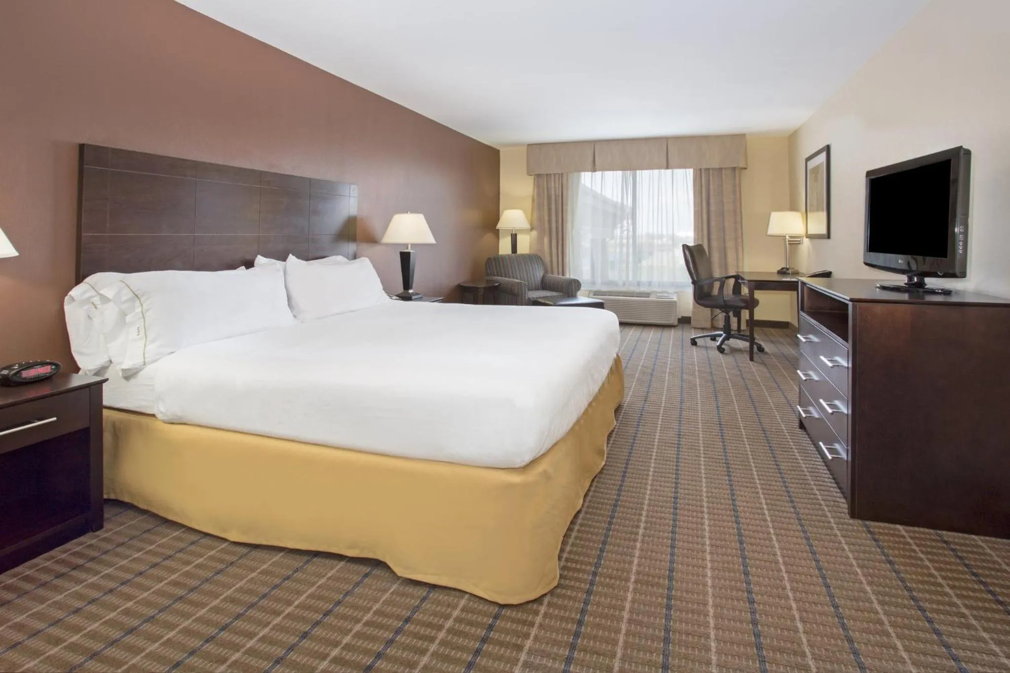 Photo of the whole room, Bed in Holiday Inn Express and Suites Hotel - Pauls Valley by IHG