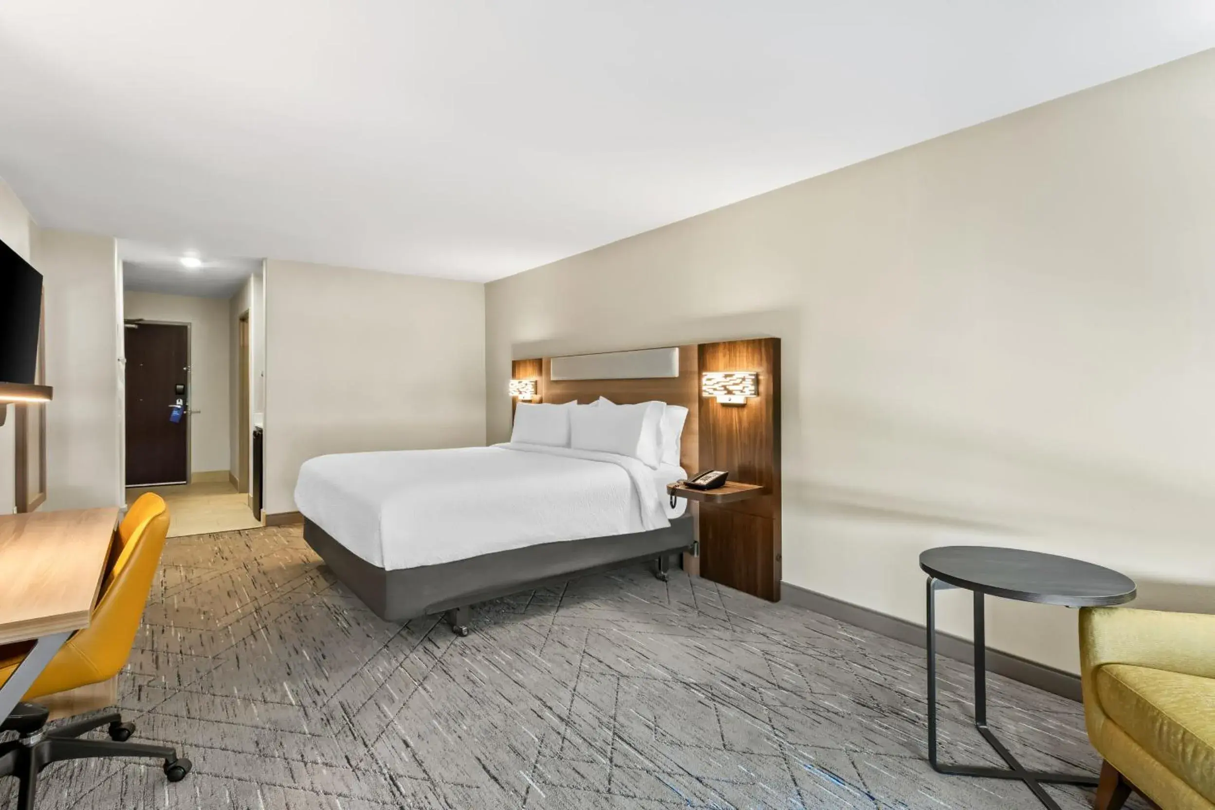 One-Bedroom Suite with King Bed Mobility Access Tub - Non-Smoking in Holiday Inn Express and Suites Hotel - Pauls Valley by IHG One-Bedroom Suite with King Bed Mobility Access Tub - Non-Smoking in Holiday Inn Express and Suites Hotel - Pauls Valley by IHG