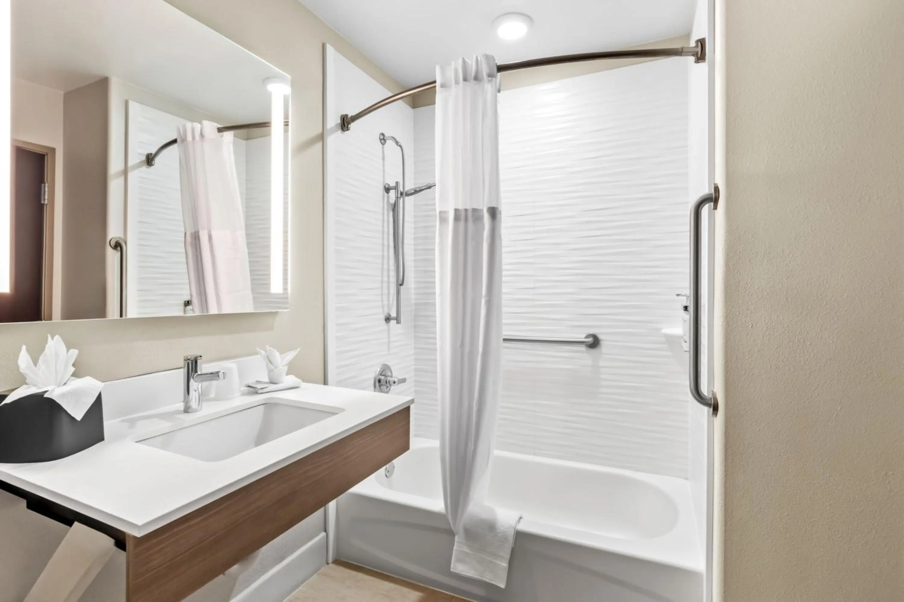 Bathroom in Holiday Inn Express and Suites Hotel - Pauls Valley by IHG