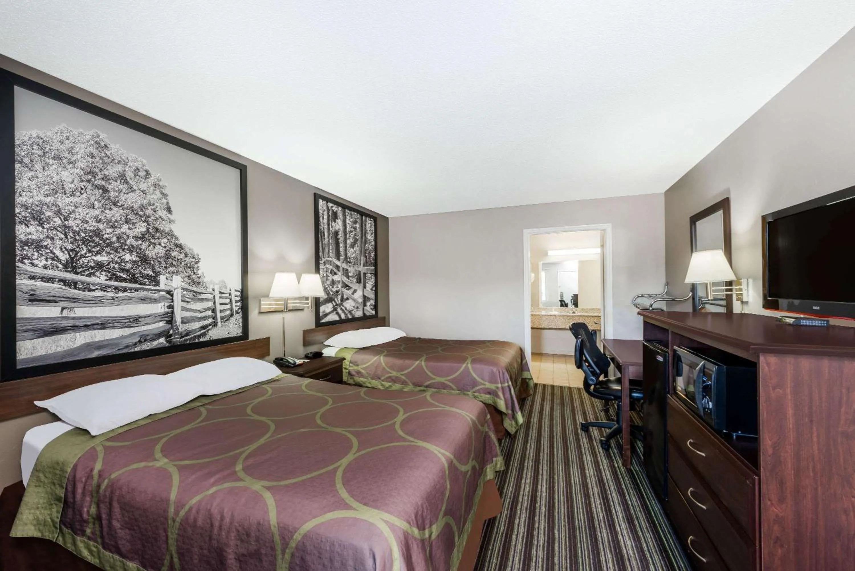 Photo of the whole room, Bed in Super 8 by Wyndham Chattanooga Ooltewah