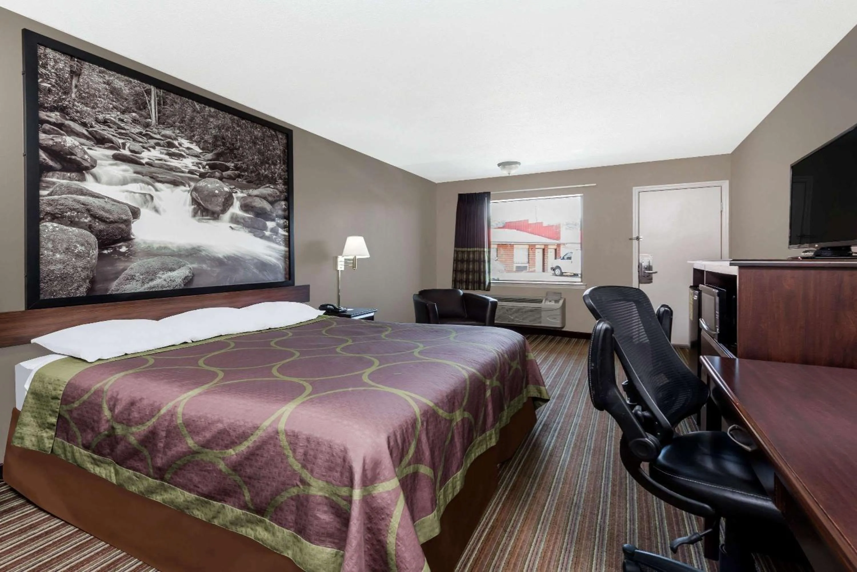 Photo of the whole room, Bed in Super 8 by Wyndham Chattanooga Ooltewah
