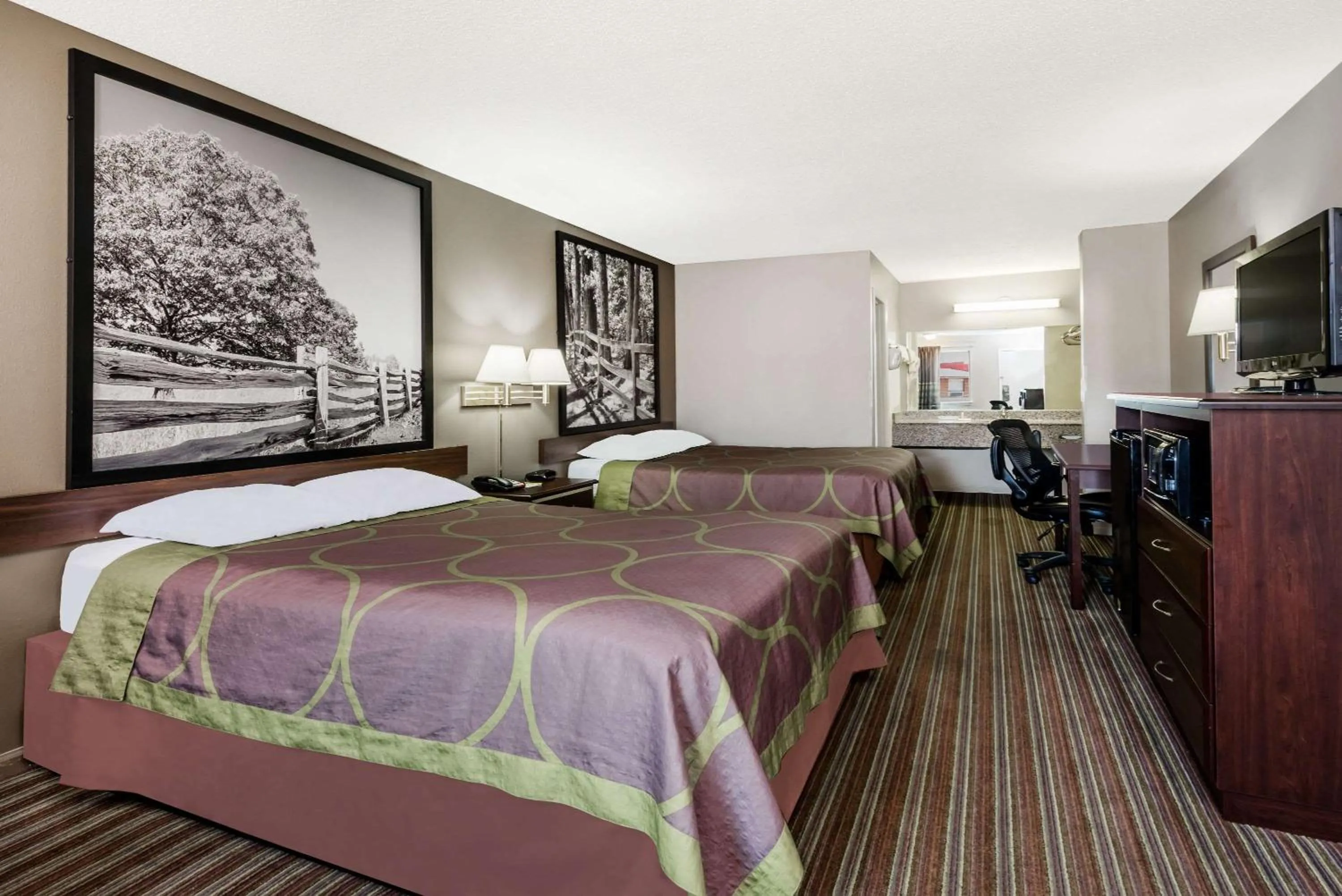 Photo of the whole room, Bed in Super 8 by Wyndham Chattanooga Ooltewah