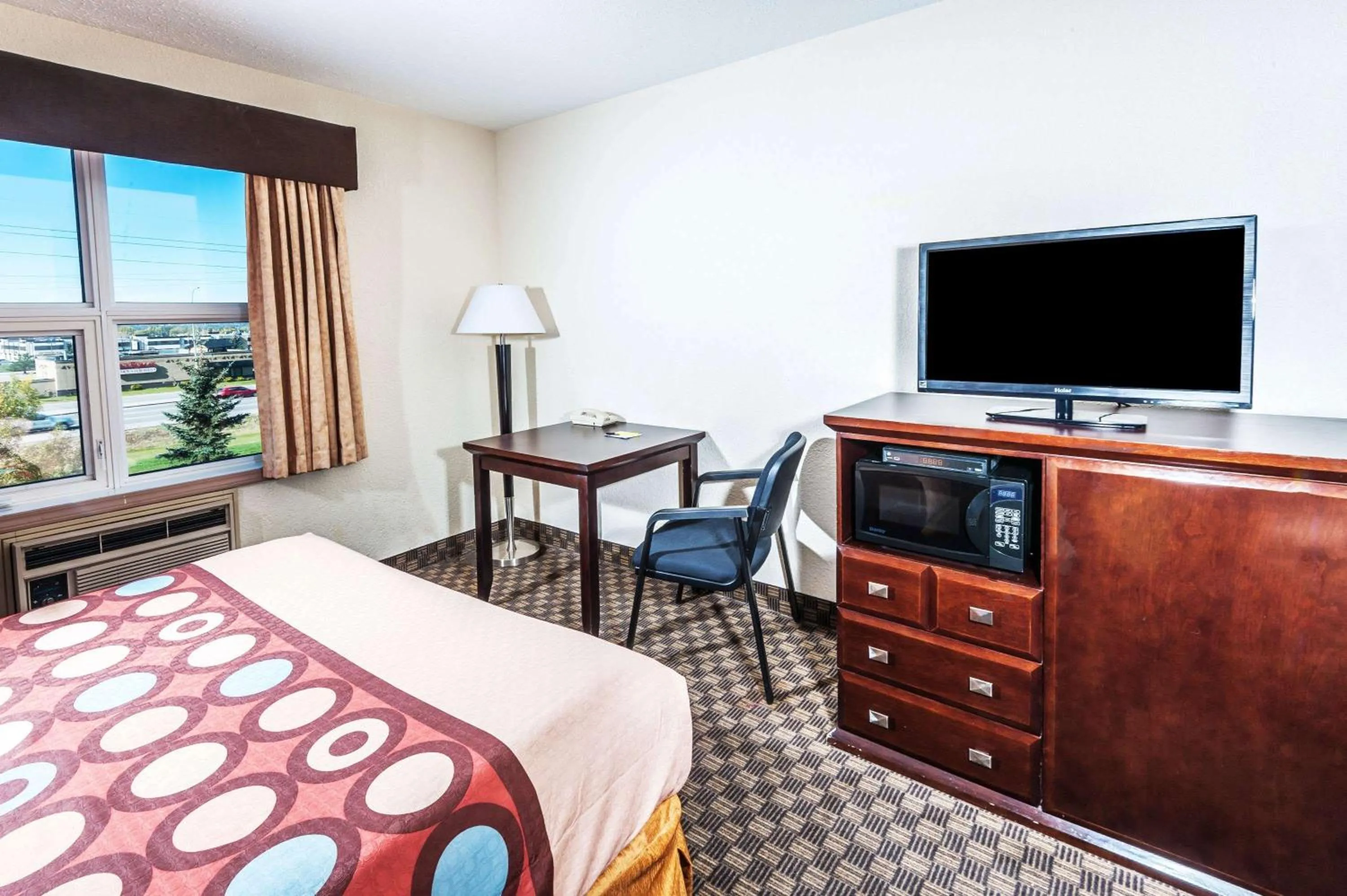 Photo of the whole room, Bed in Super 8 by Wyndham Calgary/Airport