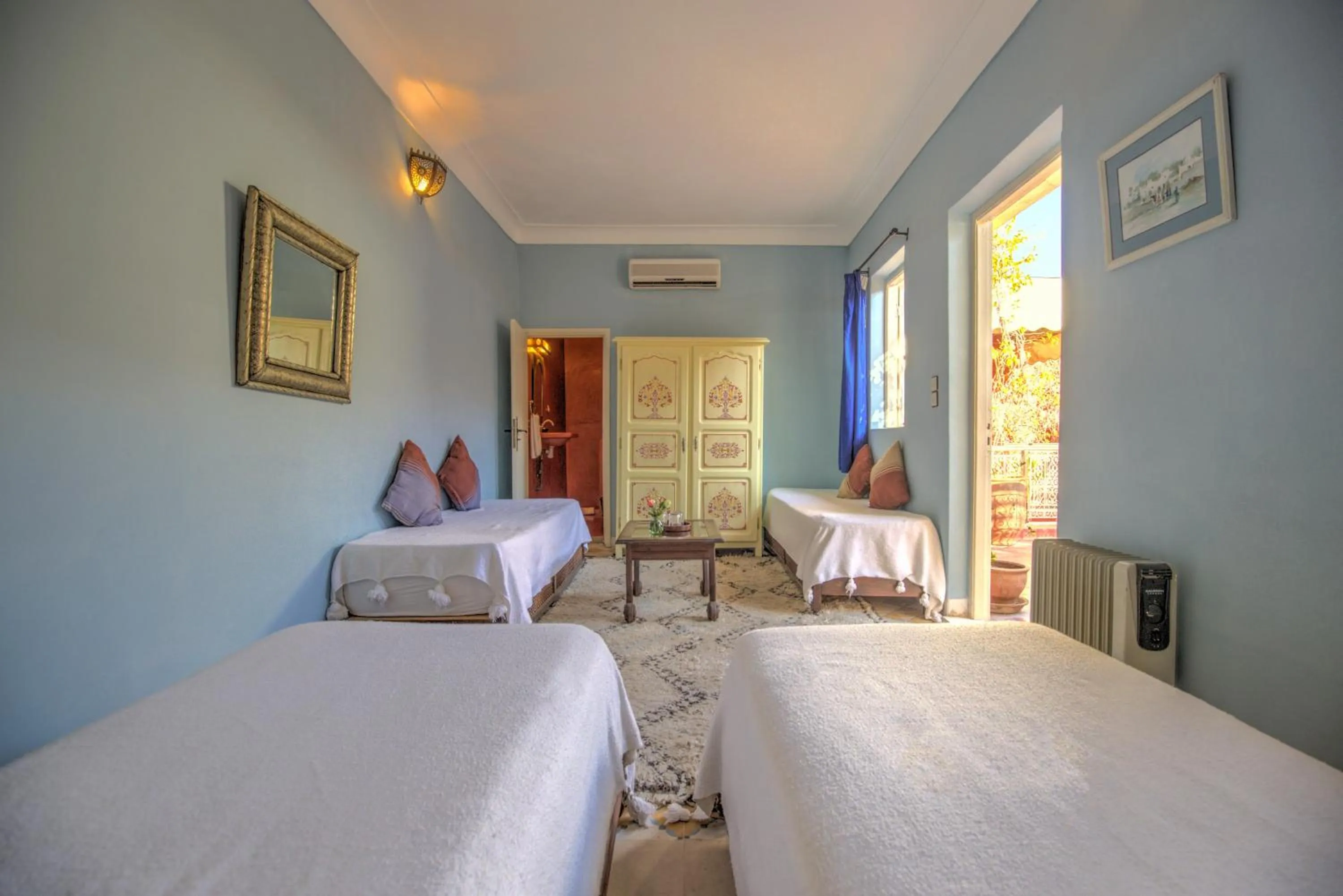 Photo of the whole room, Bed in Riad Marhbabikoum