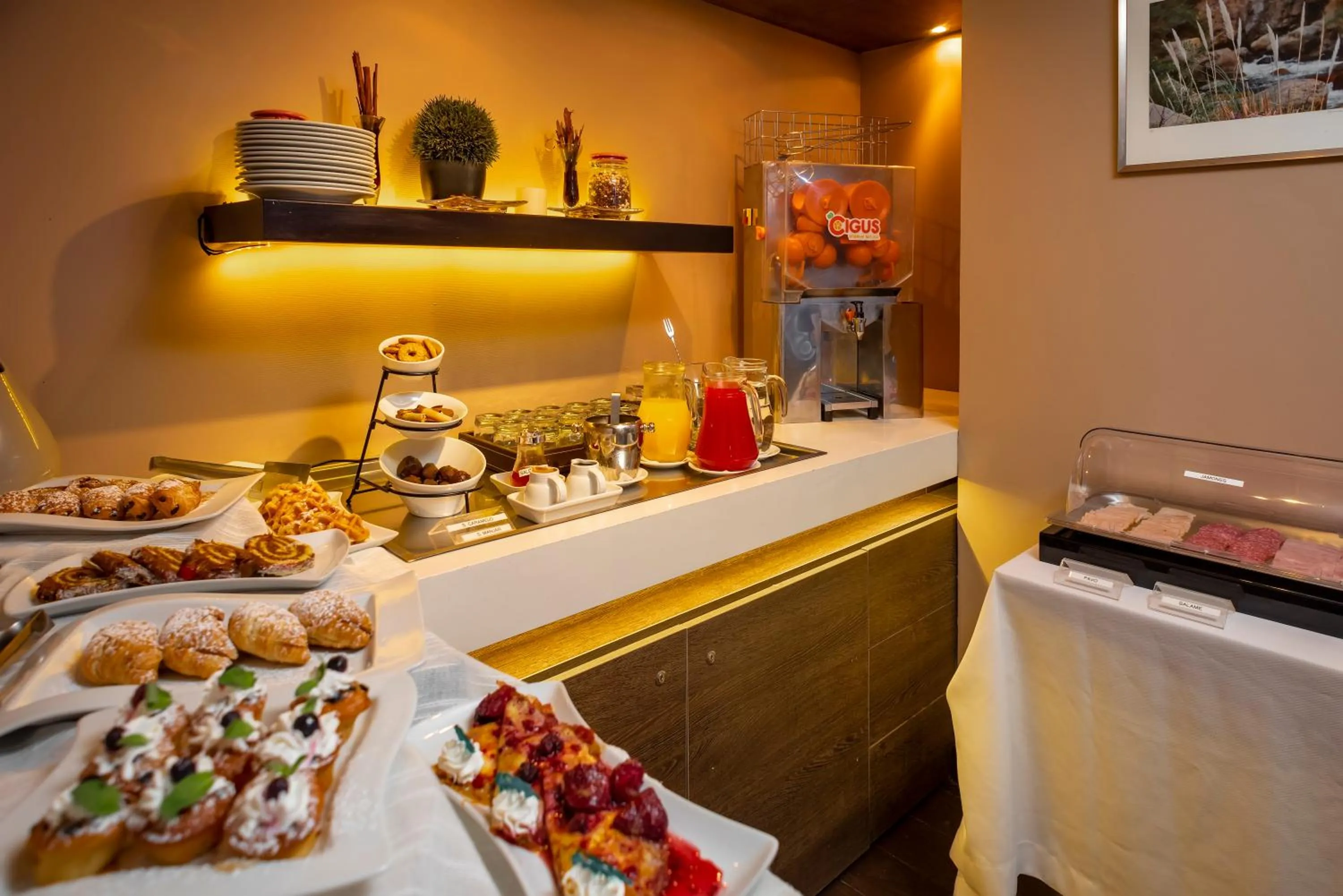 Buffet breakfast in Hotel Los Españoles Plus